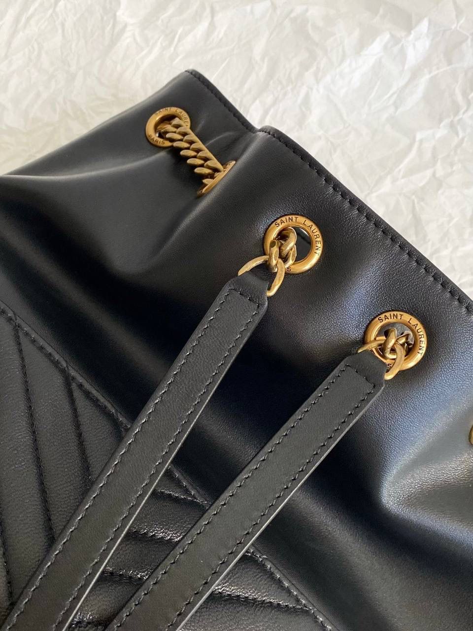 到货啦❗️ ys1 joe羊皮双肩包🖤 这只双肩绝对他们家这个品类的it bag 这个款出了好多年了 只有真的好看好背才能不被淘汰 羊皮的手感特别治愈，超级软乎 在链条肩带的双肩包里来说 这只是属于包身正好，容量巨大的类型 好实用呀，强推强推！！ 29×22×15cm672609m