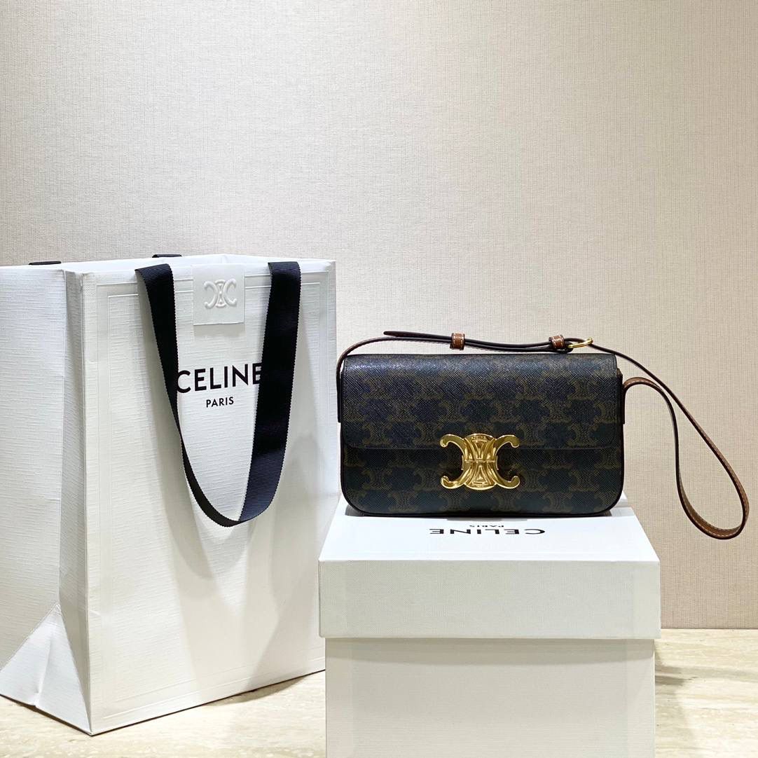 🔥大货实拍图 𝗖𝗘𝗟𝗜𝗡𝗘 ♥ 𝗧𝗥𝗜𝗢𝗠𝗣𝗛𝗘 𝗦𝗛𝗢𝗨𝗟𝗗𝗘𝗥 𝗕𝗔𝗚 感觉这两年𝐂𝐞𝐥𝐢𝐧𝐞是不是打开了任督二脉！出的包是越来越绝了！新款凯旋门腋下包简直惊喜爆棚！确认过眼神是我想要的包！必须要拥有的那种❗️ 型号：194142 尺寸：20*10*4cm