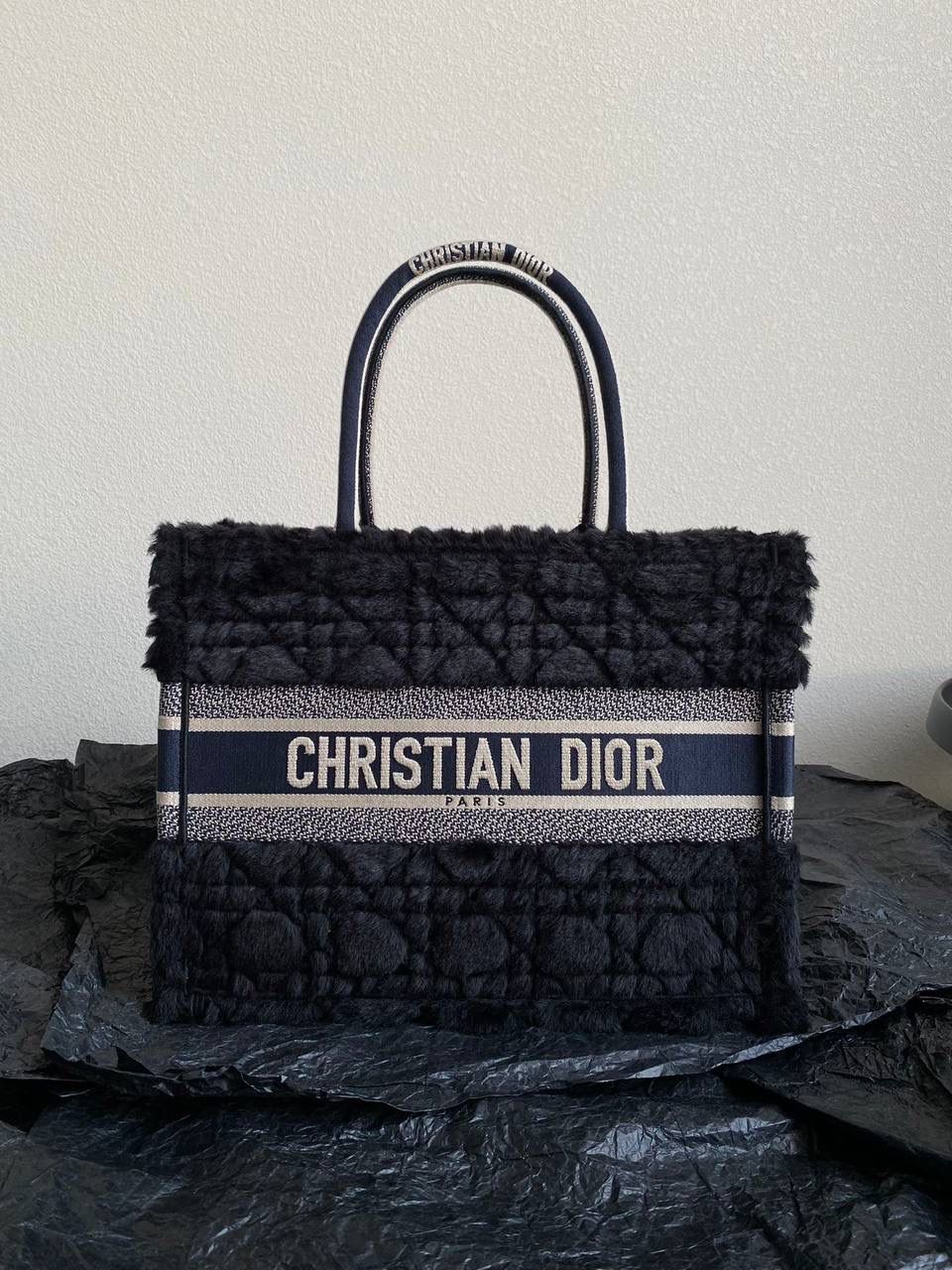 🈶黑蓝中号 𝗖𝗗 𝗕𝗼𝗼𝗸 𝗧𝗼𝘁𝗲 毛茸茸 最新冬季款简直不要太可爱呀🥹❤️ 皮毛一体的切割工艺，真的绝美 软乎乎的手感，暖暖的绒毛太治愈了 自带温柔属性的贵气氛围感，还很显嫩 磕到我心巴上了，忍不住心动一万次 秋冬战包的第一只，必是它！冲鸭😎🖤 36×27×16cm