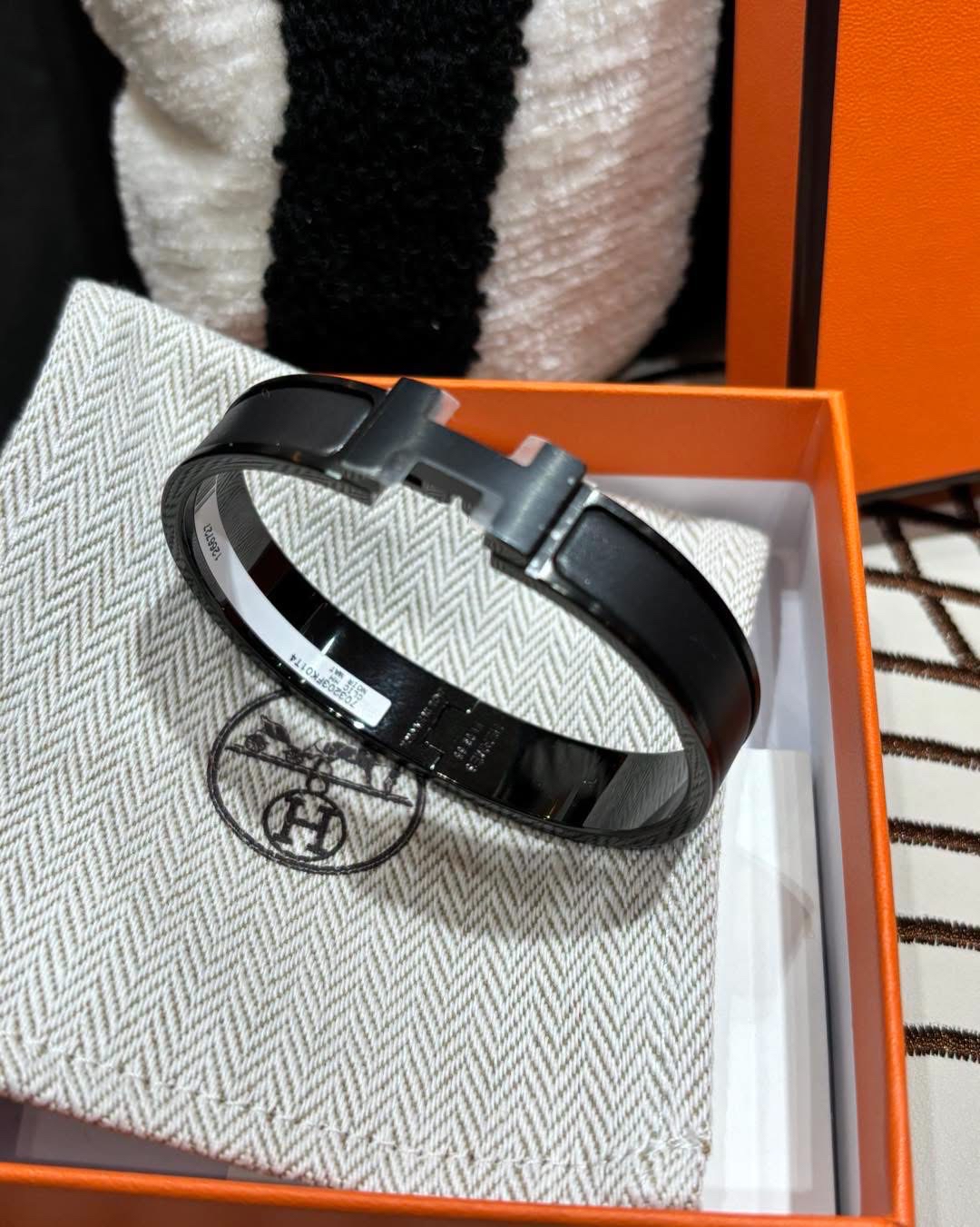  全新 Hermes Clic HH So Black bracelet 拉絲mat noir扣100%Authentic,100%new 全新貨品 ✅dust bag✅box 📣專門店售價Hkd 7200 📣