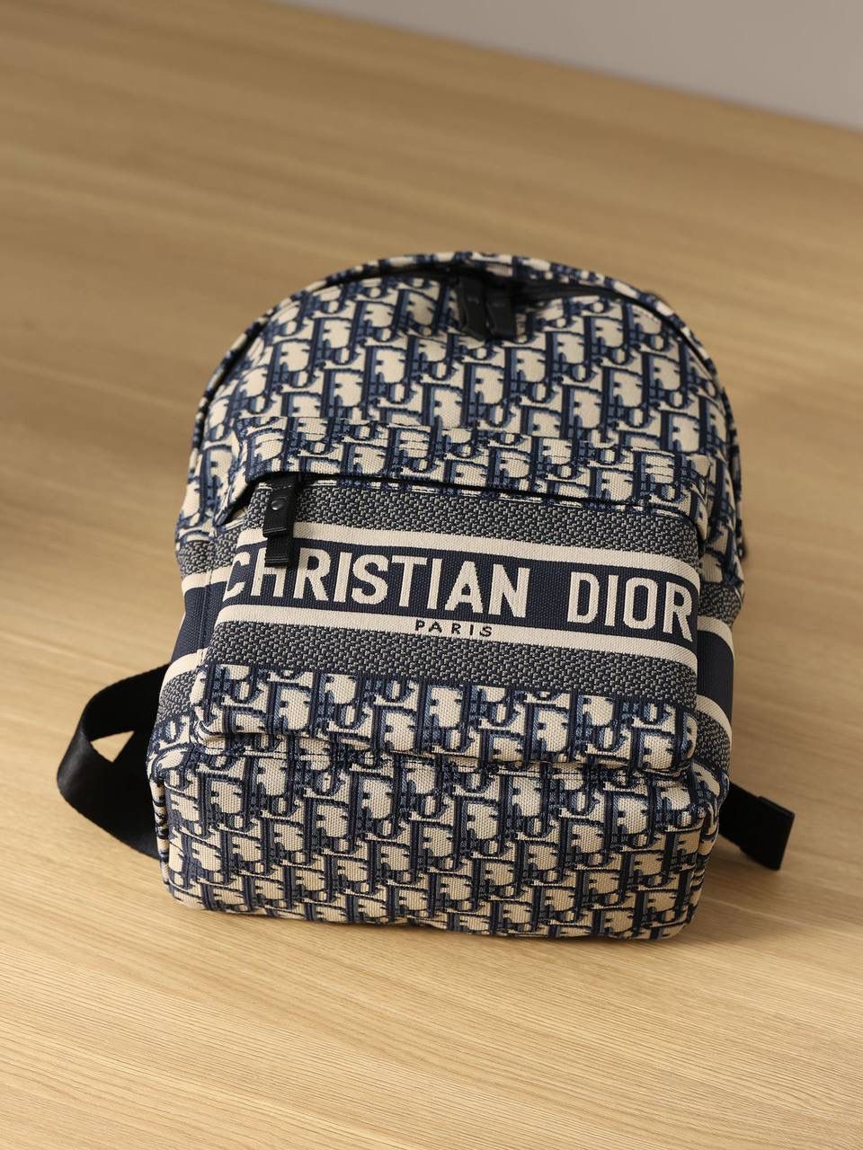 小号DIORTRAVEL 👜✨ 双肩背包蓝色提花面料 Oblique 印花 这款 DiorTravel 双肩背包巧妙融合 Dior 的标志性细节与时尚而实用的设计。 采用蓝色提花防水科技面料精心制作，通体饰以 Oblique 印花，正面饰以醒目的“CHRISTIAN DIOR”标志。 宽敞的主隔层设有拉链，可轻松打开，便于收纳和取用各种日常用品。 可手提、肩背或双肩背，搭配手柄和肩带。 尺寸：23 x 10 x 30cm