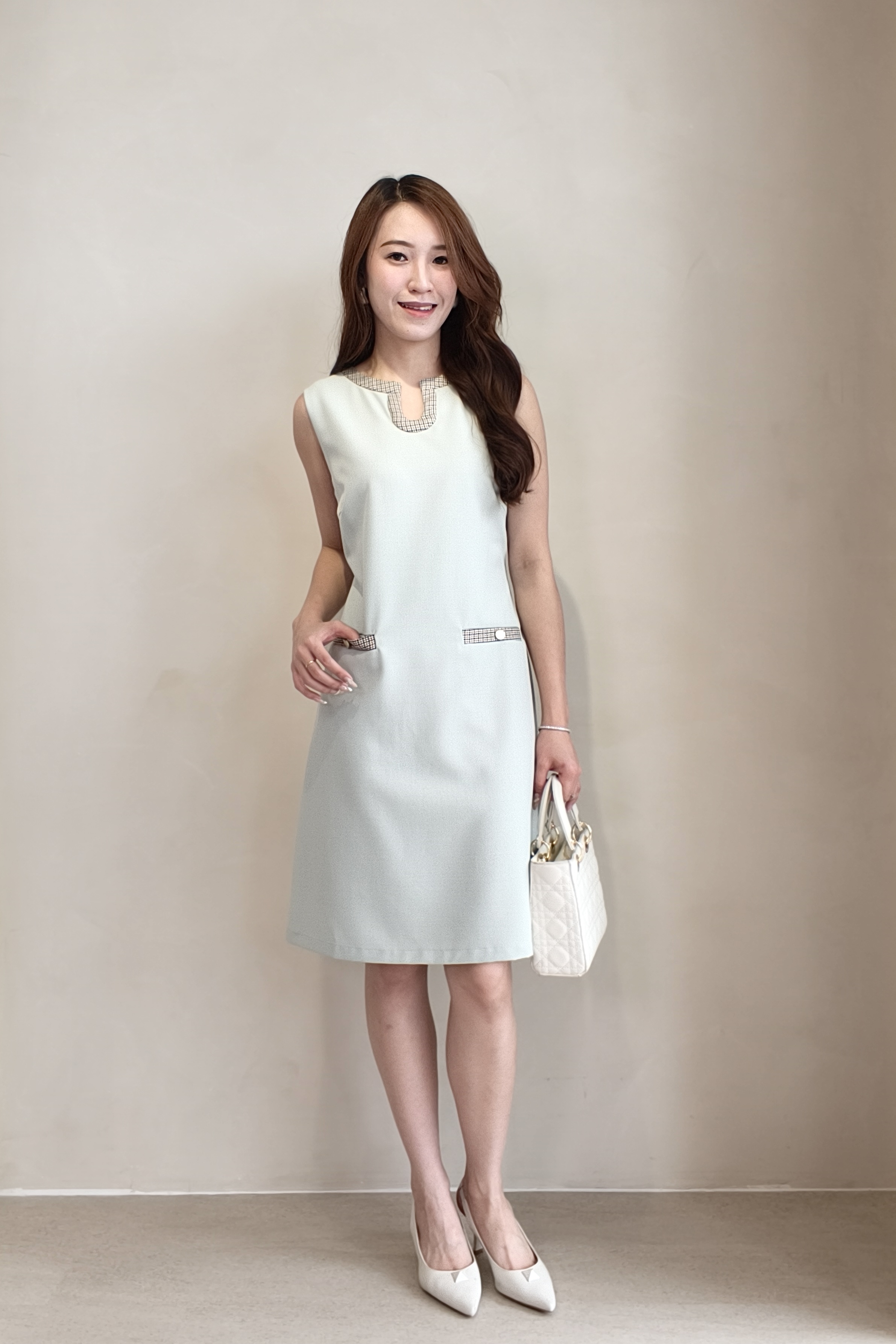 25750 Elegant Contrast Trim Sleeveless Shift Dress