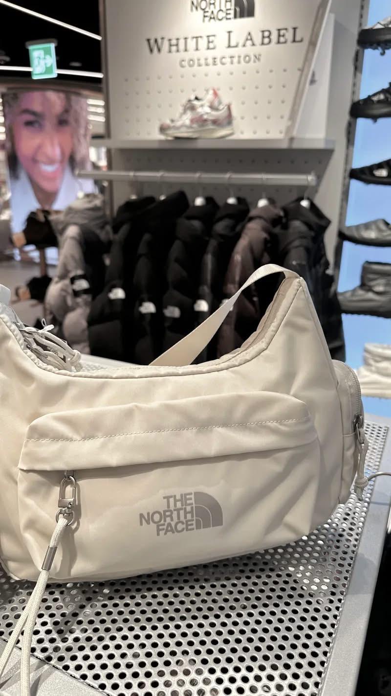 $145隻。2隻起$ 135隻。Tnf Bonney Hobo Bag