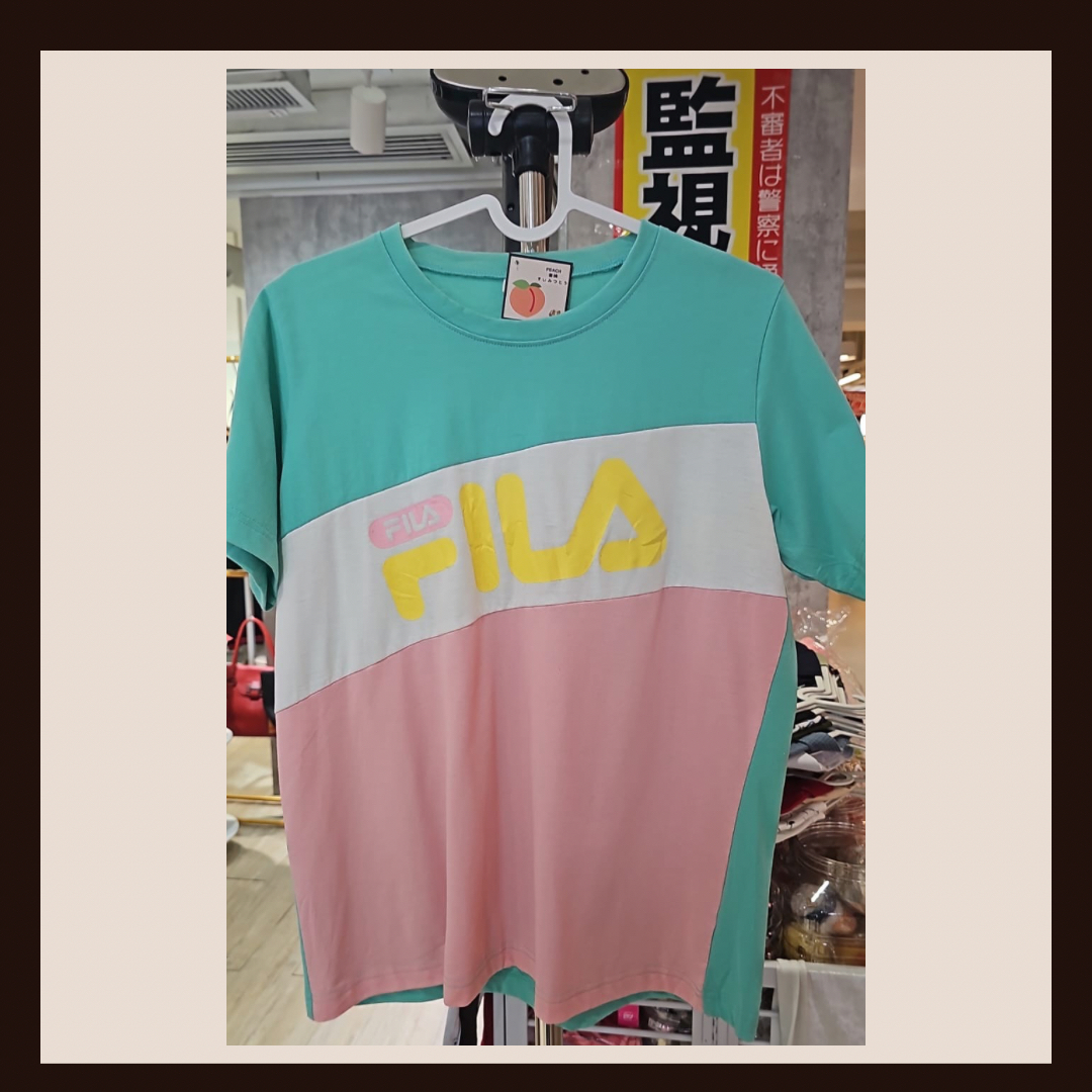 🎨 繽紛夏日 FILA 經典三色拼接 Logo T 恤