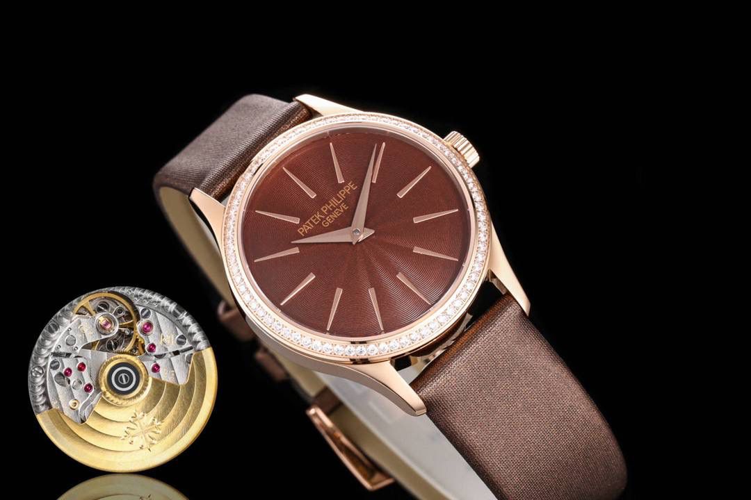 新品女款百达翡丽古典表系列——4897腕表，强势推荐！ 古典魅力，经典重现，正装表王震撼登场。完美还原表中王者的独特质感和简约格调。【精彩细节】 1.搭配定制版机芯改Cal.215自动机芯，动能储存长达45小时，振频28800每小时。 2腕表尺寸33MM，尺寸数据完美吻合正品，佩戴轻便，还原正品体验。 2.采用与原装一致的锅盖型穹顶玻璃，特镀有双层抗眩晕增透镀膜。 3.表盘搭配72颗钻及指针和时标釆用日晖纹装饰，光泽质感更加柔和，让你每次看时间都心花恕放，之后再采用镀铑工艺处理，确保光泽度和质感不亚于原装。防水50m表带意大利进口小牛皮表带，做工精致，包边细腻，尽显大牌风范，搭配Patek 。Philippe原厂级针扣，更显示这款腕表的华贵气质😍😍💯