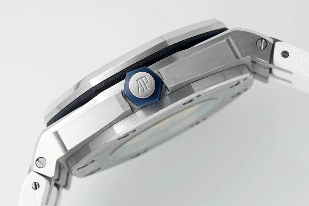 爱彼15710潜水之王！3120一体机芯，打造内在外在最强复刻🔥🔥 1.表壳采用多次打磨，只为了棱角数据吻合，材质触摸感觉一致； 2.最强机芯夹板打磨，特调色18K玫瑰金自动托颜色； 3.最人性化的可松动头粒缓冲区域，确保吻合原装设计； 4.最立体和最工整的盘面“饼干纹理”保证和正品一模一样： 5.最持久的夜光和对的最齐的内应刻度，IPF直击重点。 6.采用原装一致的装配结构，做到细微一致！ 7.最接近原装的指针，切面锋利整齐无毛刺； 8.最接近原装日历放大镜，通透性市面最强； 9.最强蓝宝镜面通透感官，并镀有防眩晕增透镀膜； 最最主要的机芯：采用一体AP.CAL.3120机芯，功能稳定，动力储存原装一致的41小时，外观一致！潜水之王，重新归来！