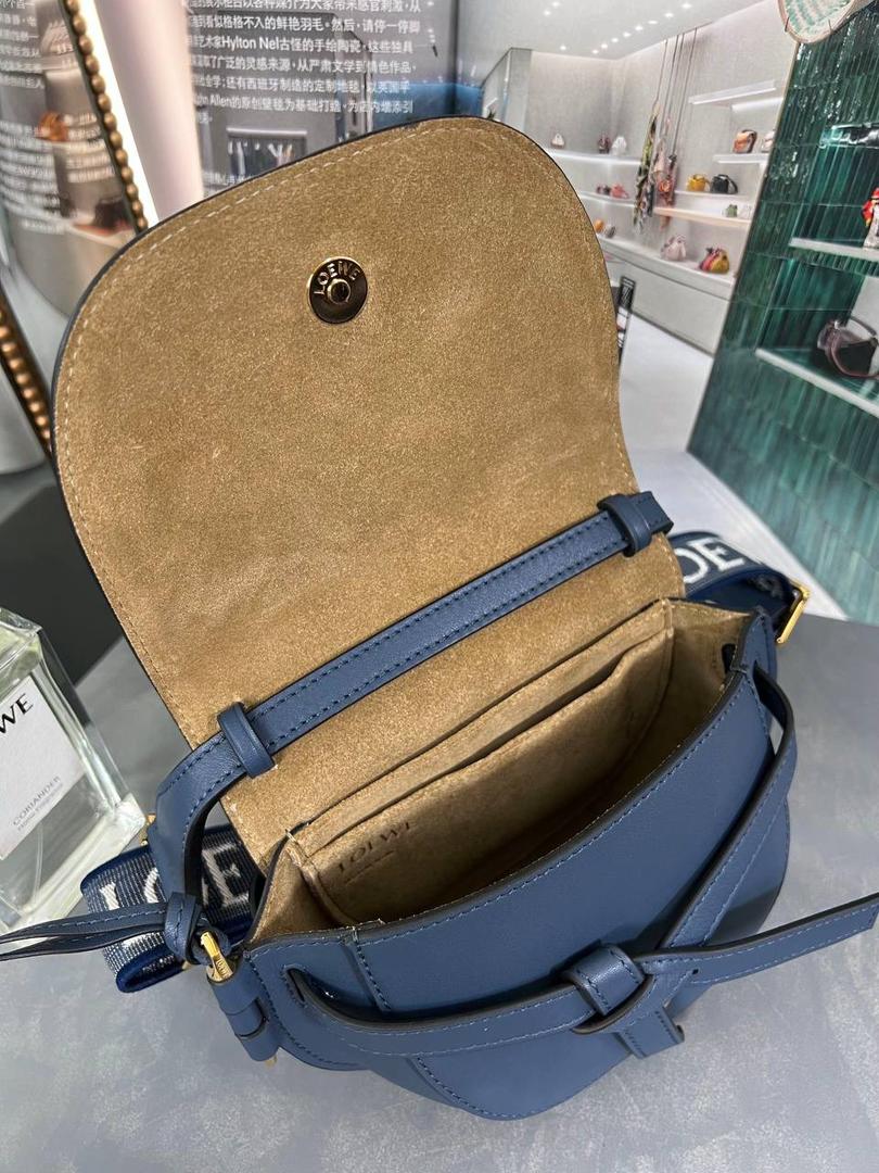 Loew皮革用品以及时装装饰物一直受早期占领西班牙的阿拉伯人传统风格影响，具有浓厚浪漫古雅情调的地中海文化色彩。 迷你:15-9.5-12.5（中部最宽处21cm） 编码:522127织带玛瑙蓝