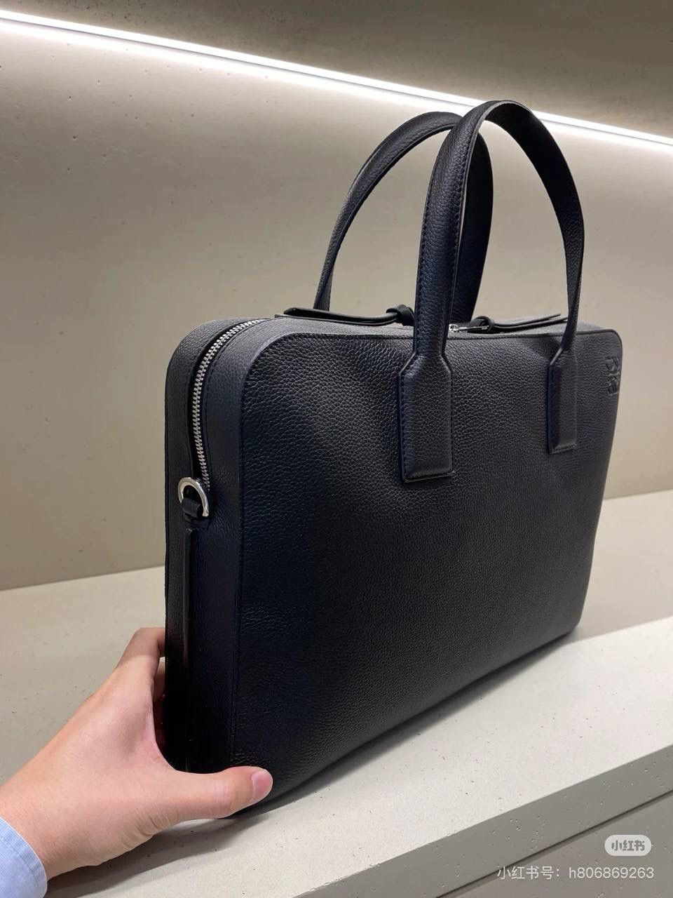 👉🏻牛皮【𝐺𝑜𝑦𝑎薄款公文包】 —黑色❤️ 编码：062344 尺寸：𝟑𝟖-𝟐𝟕-𝟖𝐜𝐦 📍柔软粒面小牛皮流线型公文包•可通过顶部手提或可拆卸可调节肩带携带。 📍拉链开合•牛皮革拉链头 内部拉链口袋和两个插袋❤️人字纹棉质帆布内里。 🉑容纳14寸电脑💻📍粒面小牛皮材质•耐糙经典❤️