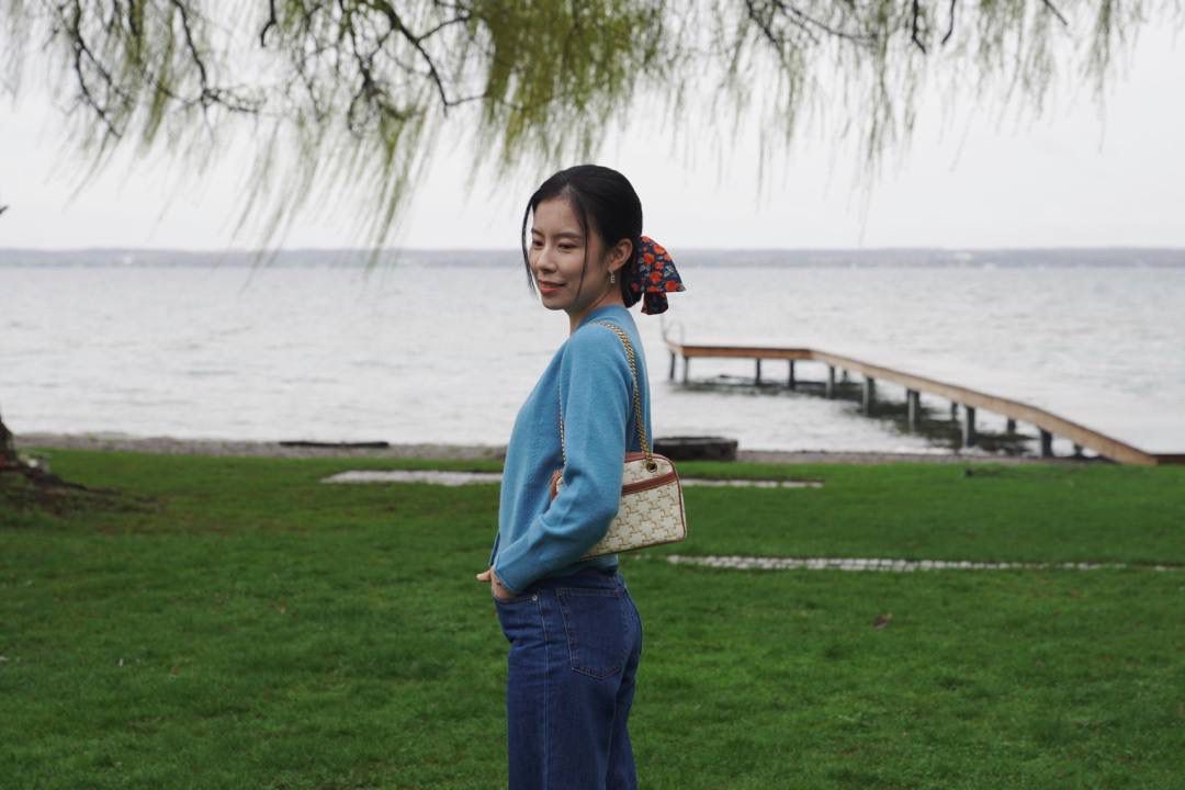 🔥大货实拍图 𝗖𝗘𝗟𝗜𝗡𝗘♥𝗖𝗔𝗡𝗩𝗔𝗦 𝗣𝗔𝗧𝗔𝗣𝗔𝗡𝗦 型号：196252 尺寸：20.5*15*4.5cm TA真的非常好用+多种背法+价格合适+细节满满～双链条腋下，单链条单肩，斜挎/手拿 一包多用✔️