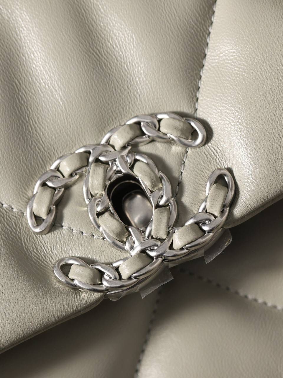 chanel 19 bag 灰色❤️‍🩹👜小号 独家渠道货 方框 原厂正品皮 小羊皮系列✨以诞生年份2019命名的小香19手袋 每针每线都是符合正品工艺 尺寸：16 x 26 x 9cm