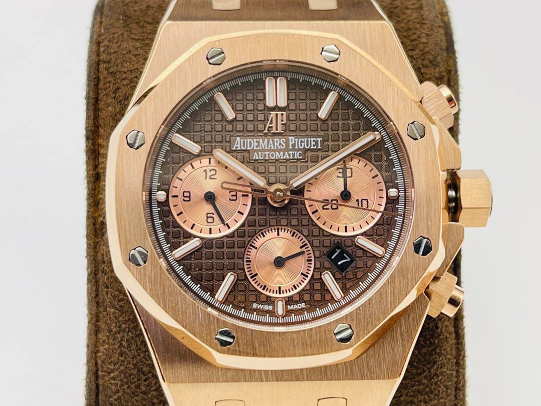 AP爱.彼皇家橡树系列26331OR多功能计时机械腕表41MM！ 1⃣️【机芯】7750改原装机芯 6字位小秒 功能与原装一致！ 2⃣️【表镜】表镜选用进口蓝宝石玻璃镜面！ 3⃣️【表壳】采用进口316精钢表壳，表壳通过拉丝和部分抛光打磨处理之后，忽明忽暗展现出精致而硬气的独特气质！ 4⃣️【头粒】头粒设计与专柜一致可以微调 佩戴更佳贴手舒适 经过多道工序的打磨和磨砂处理，终把AP特有的八角型表圈表达出棱角分明的线条！ 5⃣️【表盘】超强夜光显示，可以在任何环境下读取时间！