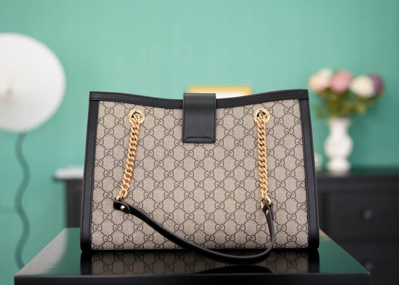 🥯Padlock系列GG中号肩背包 老花黑色 35cm 休闲、随意、有范 且非常大牌的款真的非Padlock这款购物袋不可 这个尺寸比较通勤风一些，大容量 包身轻便，非常适合上班族！ 官方款号 479197 尺寸：35x23.5x14cm