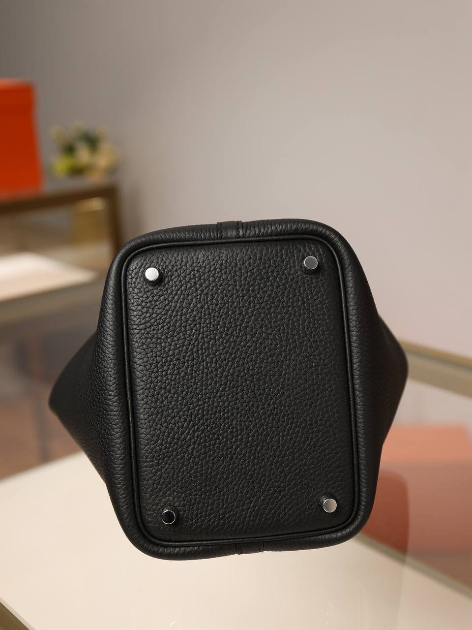 H菜篮子🧺✨正式上线！ 黑色18cm银扣扣 独家渠道货！手机实拍！独家背景！ 纯手工制作、细工慢活、工匠精神雕刻的艺术精品！ 尺寸：18 X 19 X 13.5cm