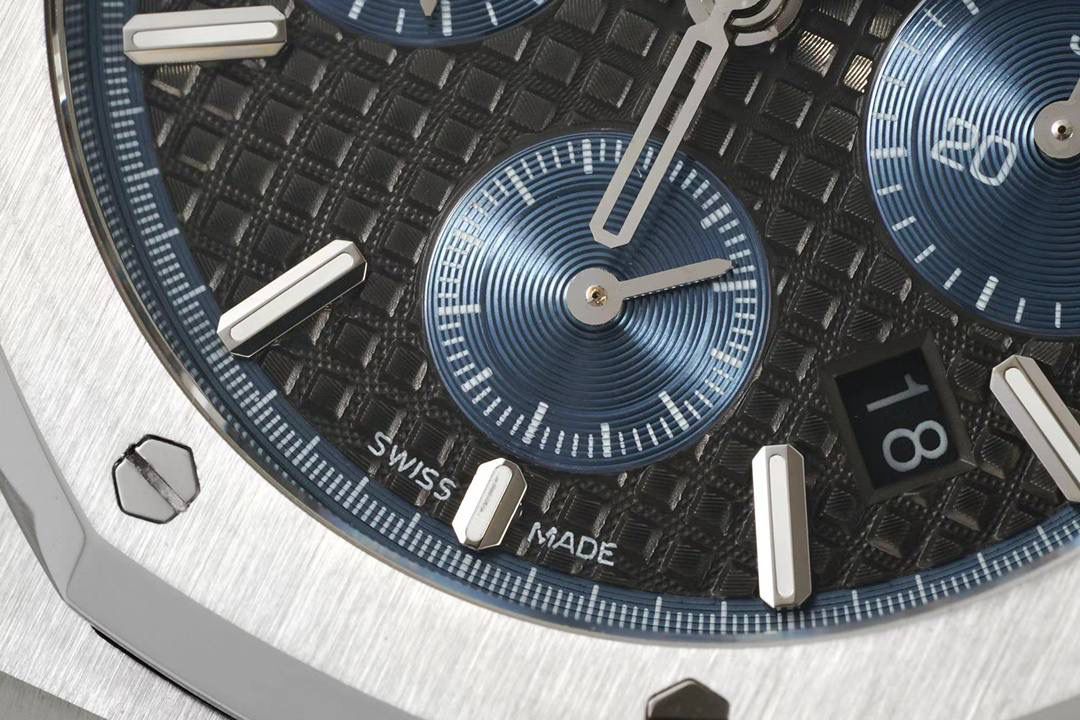 🚀新品来袭——爱彼26331OR皇家橡树多功能计时机械腕表41MM！💯 特点：表壳结构跟足原装正品，装配方式原装一致，使厚度比以往的更薄！ 旋入式表冠，按入式的计时按钮跟原装一致，才不会一眼假！(区别于市场计时和复位键都是旋钮后才可以按入) 1⃣️【机芯】7750改原装机芯 6字位小秒 功能与原装一致！ 2⃣️【表镜】镜面和正品一样采用的是蓝宝石玻璃镜面，和正品放在同一下角度对比，保持一样的通透明亮度，一致的防炫光效果！3⃣️【表壳】表壳精钢材质，采用原装数据开模，顶级打磨，不管是纹路还是质感都接近原装，通过拉丝和部分抛光打磨处理之后，忽明忽暗展现出精致而硬气的独特气质！ 4⃣️【头粒】最人性化的可松动头粒缓冲，确保更贴合手腕，佩戴更舒适。 5⃣️【表盘】还原正品表盘的细腻精致，立体工整的盘面“饼干纹理”和原装一模一样，经典的大网格凸显爱彼的特点，采用进口超强夜光！表盘细节做工秒杀市面其他！ 可搭配橡胶带和皮带，满足你更多需求！