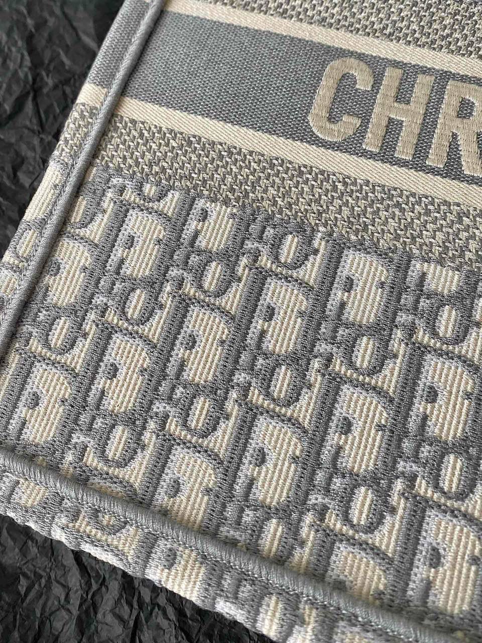 🈶老花灰，中号 𝗗𝗜𝗢𝗥 𝗕𝗼𝗼𝗸 𝘁𝗼𝘁𝗲 购物袋 火遍大街小巷，席卷整个时尚圈 浓厚的复古艺术气息简直是行走的艺术品 全手工立体刺绣 凹凸有致 超大容量❤️‍🔥🤩 特别适合想把整个家带出门的姑娘 妈咪袋 公文包 旅行出游好帮手 时髦精人手一只的经典款 36×27×16cm