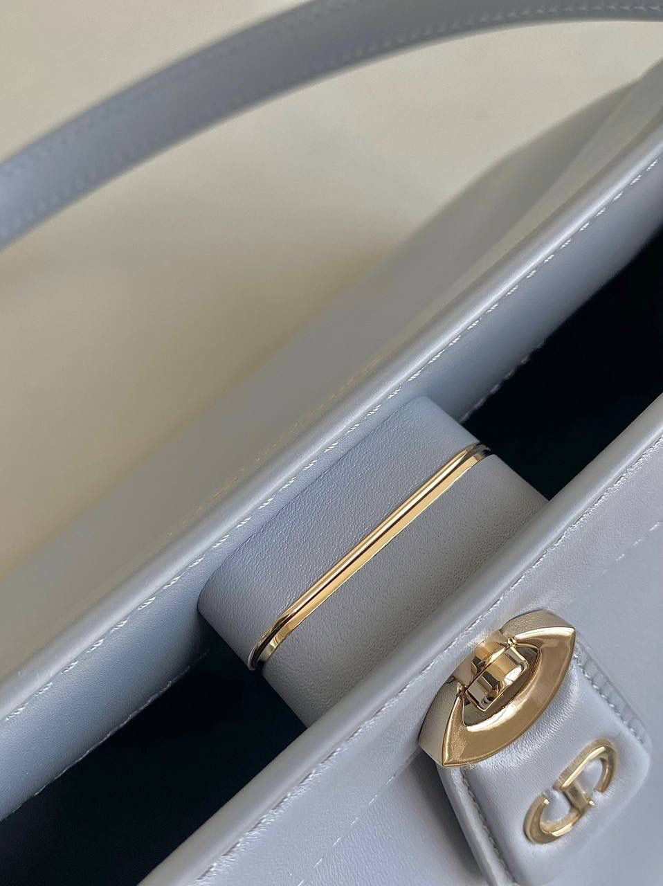 🈶梦幻灰小号 𝗗𝗜𝗢𝗥 𝗞𝗲𝘆手袋/腋下包 啊啊啊贵妇们还没买的都看过来 如此复古法式浪漫的包一定要拎在你手上 首批即出即断！都在翻单再翻单了！！ 早已大火全网时髦界，没有人不爱啊 独特的梯形包身➕细长手柄，优雅高贵 它的悬锁更是绝绝子，两个尺寸可选 小个子女生也可放心的冲大号 日常通勤什么大场合都能给你冲锋 拿捏得恰到好处，找不出一处缺点地方 真是把复古风玩得明明白白，美死了！！ 22×12.5×12cm，#6098m