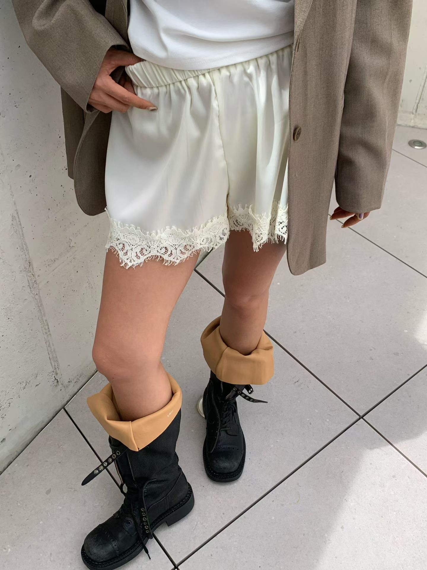 221511 滑料Lace邊短褲