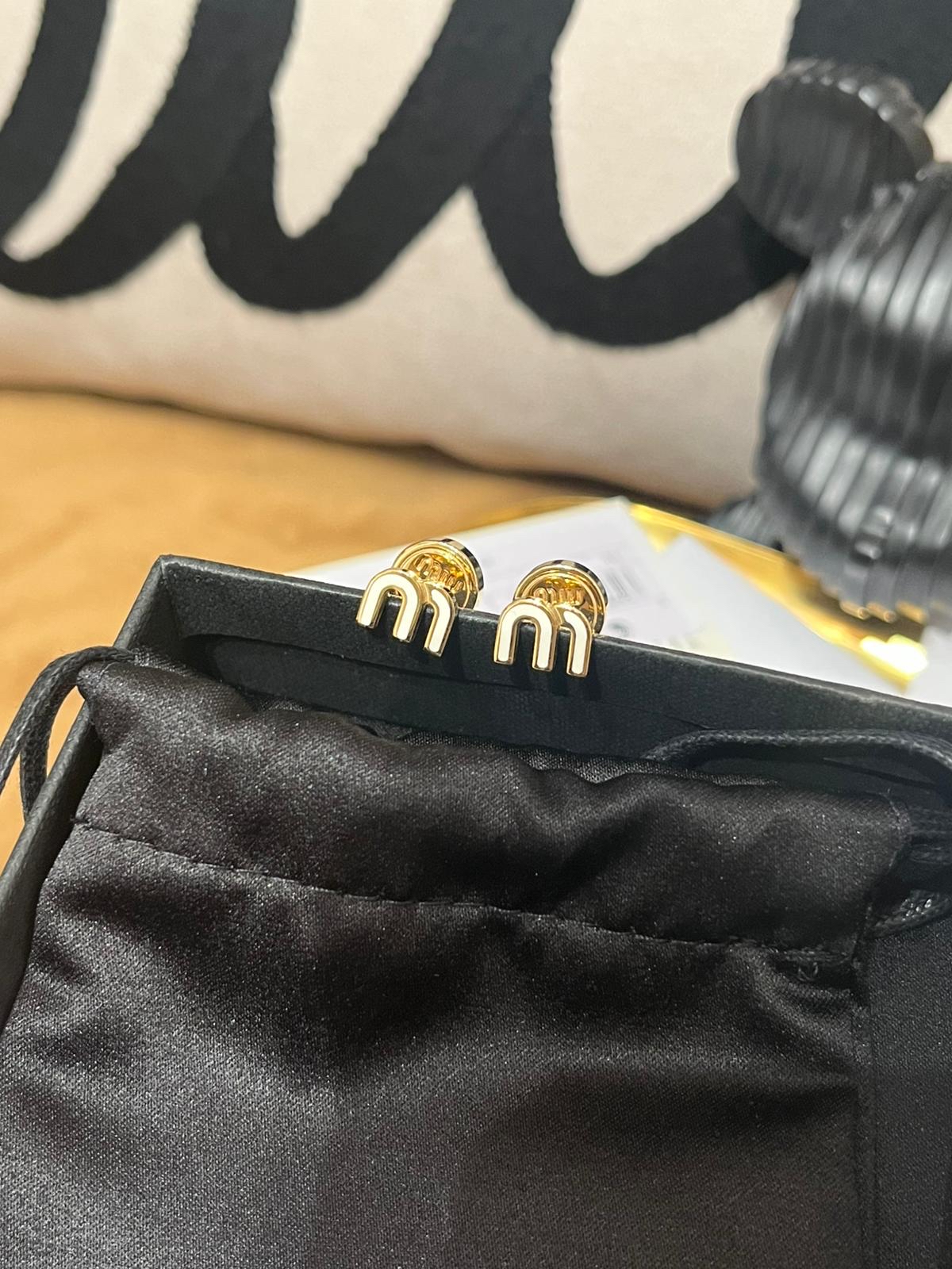 未使用品 Miu Miu Earrings 100%Authentix, Unused ✅收據✅Dust bag✅Box