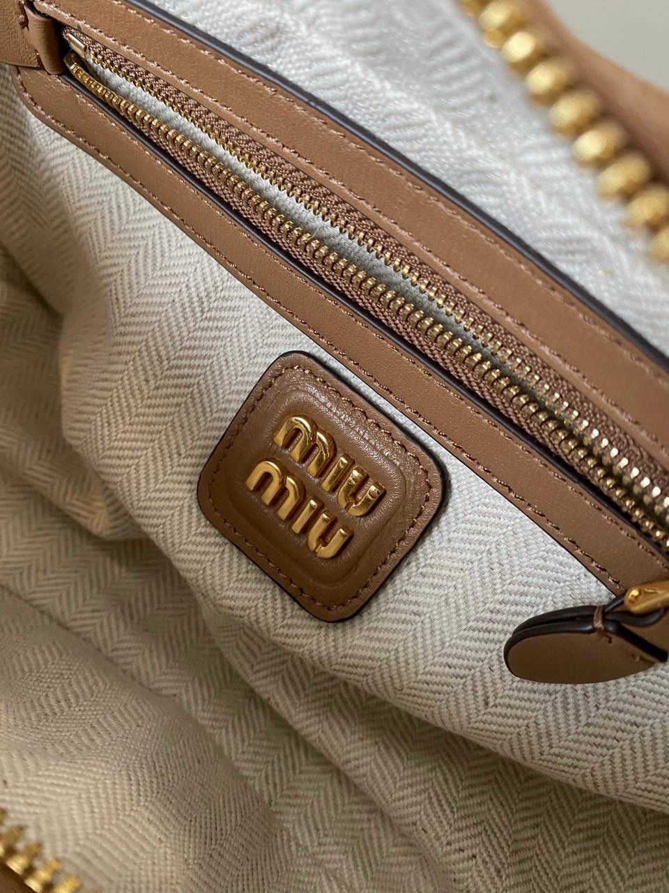 🈶可可棕，小号 𝗠𝗶𝘂𝗠𝗶𝘂24秋冬保龄球 今年棕麂皮系列大人气啊！深深的巧克力色，满满秋冬味儿～ 绒面皮每年都会有，但是！！今年这股风刮的特别猛 从秀场到ins博主穿搭，或者线上门店 几乎都有麂皮元素！ 西装款 夹克 风衣 鞋子 包括包包等 延续去年美拉德色系的颜色， 今年的颜色各种各样，有深有浅 但我唯爱咱miu家的这个巧棕色 绝对秋冬氛围感里，最“增质感”的时髦单品！ 小号：10.5×22×7.5cm #F0011m 大号：27x12x9cm