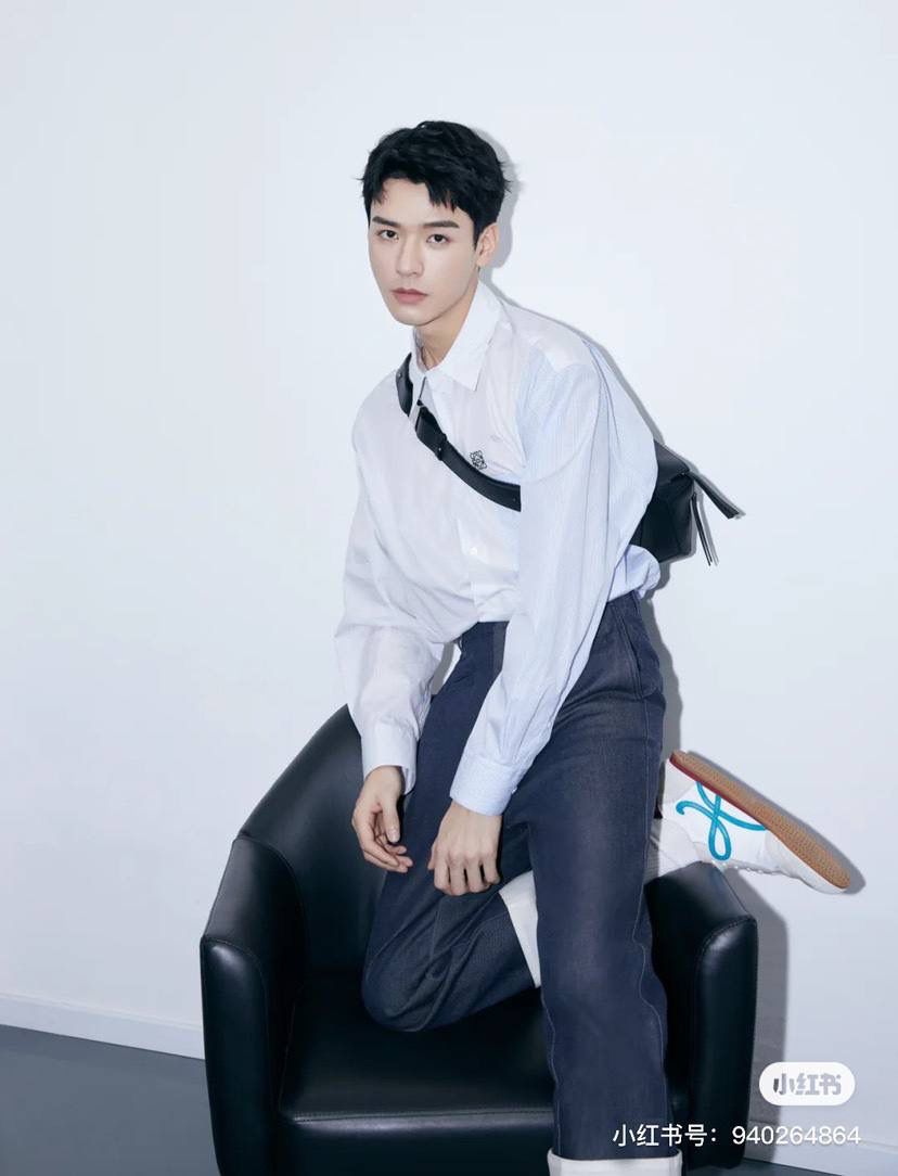 ⭐️最新升级版𝟮.𝟬-𝗣𝘂𝘇𝘇𝗹𝗲腰包⭐️ （黑色 到货‼️） 尺寸：𝟮𝟰-𝟭𝟬.𝟱-𝟭𝟲𝗰𝗺 款号：052343 👉🏻长方体形状和精确的切割技巧创造出Puzzle 腰包以及独特的几何线条成为 “Loe罗家”的著名代表作~ 👉🏻金属搭扣开合，刻有标志logo徽标，可调节肩带，翻盖大容量插袋和一个外部拉链口袋，🐂柔软细腻napa小牛皮，正品Ykk五金，Anagram压纹，人字纹棉麻帆布内里 👉🏻（男女♀♂同款）大小非常合适。胸包、背包、单肩、斜挎 腰包五种背法任你解锁🔒 👉🏻 （独家背景➕独家品质➕独家包装➕独家控制对版细节📦➕精致全套礼盒套装❤️） 重点：让你花最少的钱💰体验最大的仪式感❤️