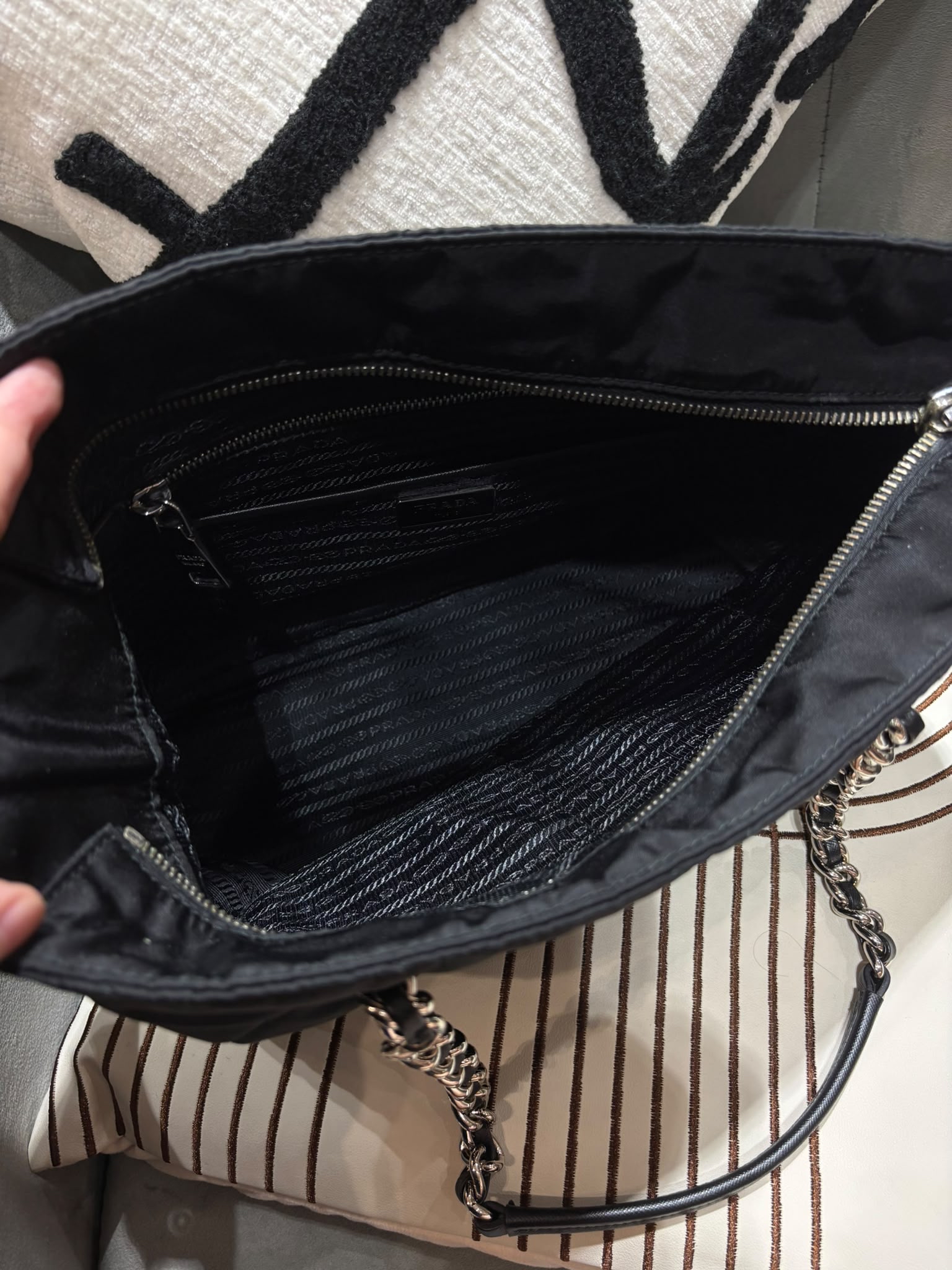 Prada nylon zip shoulder bag 拉鍊tote bag 100%Authentic ,98%new✅dust bag