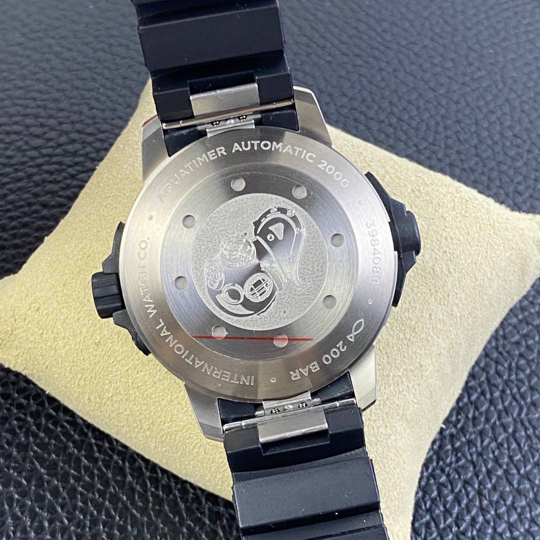 最新款上即将来袭，海洋王者不止水鬼，深海之星万国海洋时计2000自动腕表——只为男人制表！ 专为潜水员及潜水爱好者打造顶级潜水仪器，即使是对于极端的水下作业也不在话下，表壳直径46mm，以钛金属打造。腕表采用一枚造型精美的穹形蓝宝石水晶玻璃表镜，富有机械感的齿轮形表冠，黑色橡胶表带！机芯采用亚洲超级稳定的Aisa2824全自动机芯，3点简洁的日历窗口，表底深海潜水员的经典潜水头盔，一款适合生活悠闲及夏天潜水游泳的最佳选择🔥