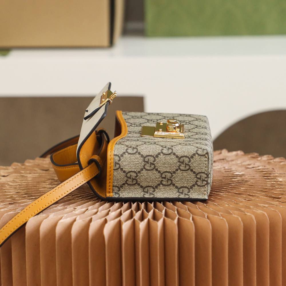 𝙥𝙖𝙙𝙡𝙤𝙘𝙠系列新成员 正品皮#652683# ✔尺寸：18*10*5cm 经典之王，𝙥𝙖𝙙𝙡𝙤𝙘𝙠新成员，经典标志性的小锁扣作为主打，保留了原样貌的设计，但；与以往的padlock设计不太一样，迷你的包身，增加了更多的可爱元素，包身非常轻巧，且不是定型的包身，看着更时髦的味道，可背，可手提，背带也可以拆卸，更加人性化的设计，这一届的设计师真的太懂女人啦！🔥🔥