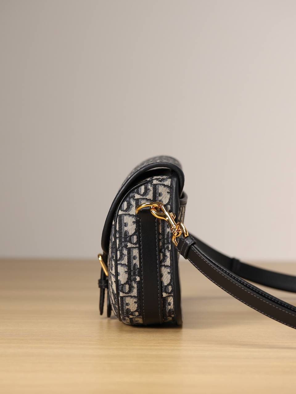 中号 DIOR BOBBY 手袋 蓝色 Oblique 印花🎀 这款 Dior Bobby 手袋为单肩包款式，彰显高雅的轮廓与协调的比例。 采用蓝色提花面料精心制作，饰以 Oblique 印花，复古金色饰面金属配件提升格调。 中号款式，搭配可拆卸、可调节肩带，点缀有军装风格搭扣，可手提、肩背或斜挎。🤟🏻🥰 尺寸：22 x 17 x 6 厘米