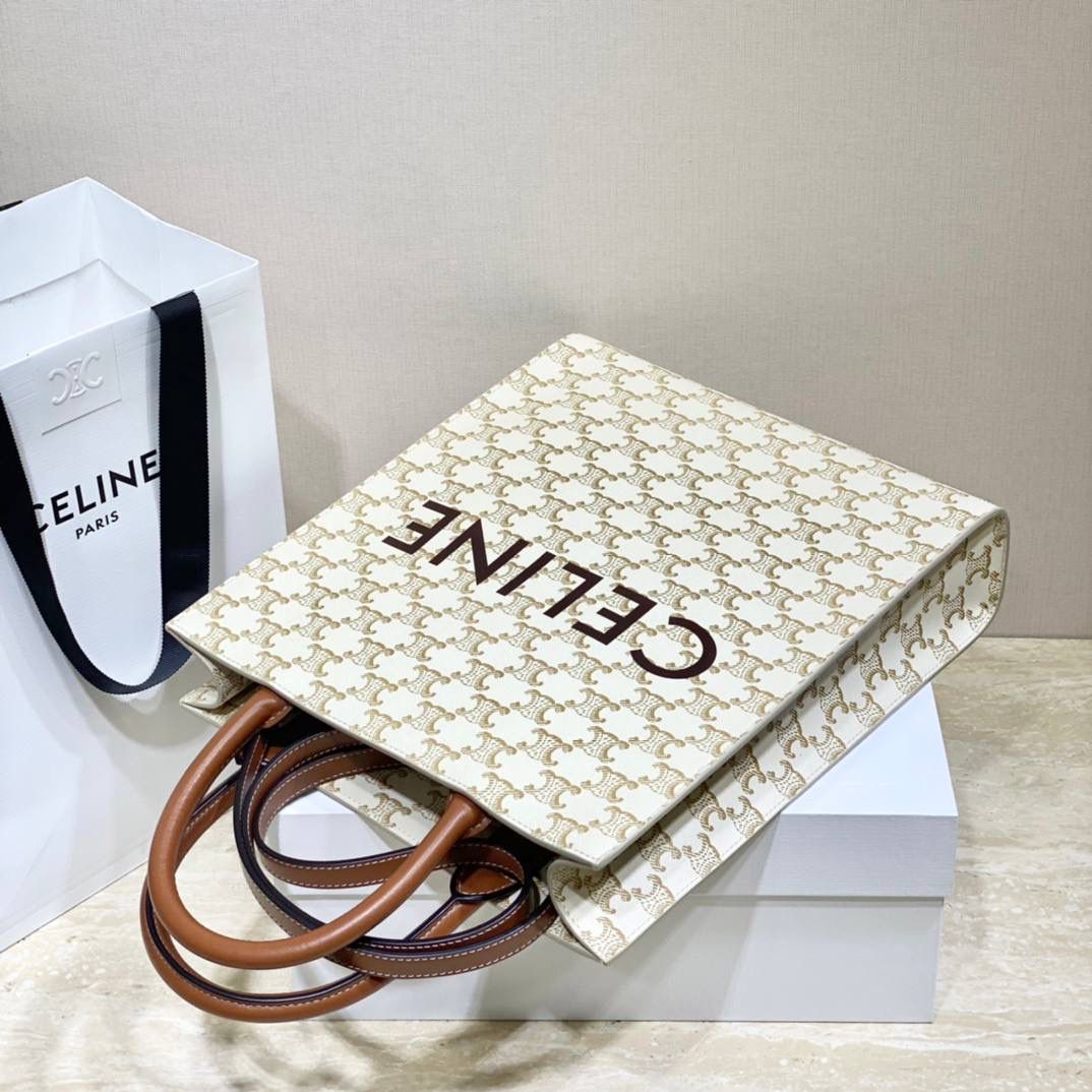 🔥大货实拍图 𝗖𝗘𝗟𝗜𝗡𝗘 ♥ 𝗧𝗥𝗜𝗢𝗠𝗣𝗛𝗘 𝗖𝗔𝗕𝗔𝗦 𝗧𝗢𝗧𝗘 思琳托特包算是无性别主义了，男女都可用。型号：191542 尺寸：28.5*33*8cm