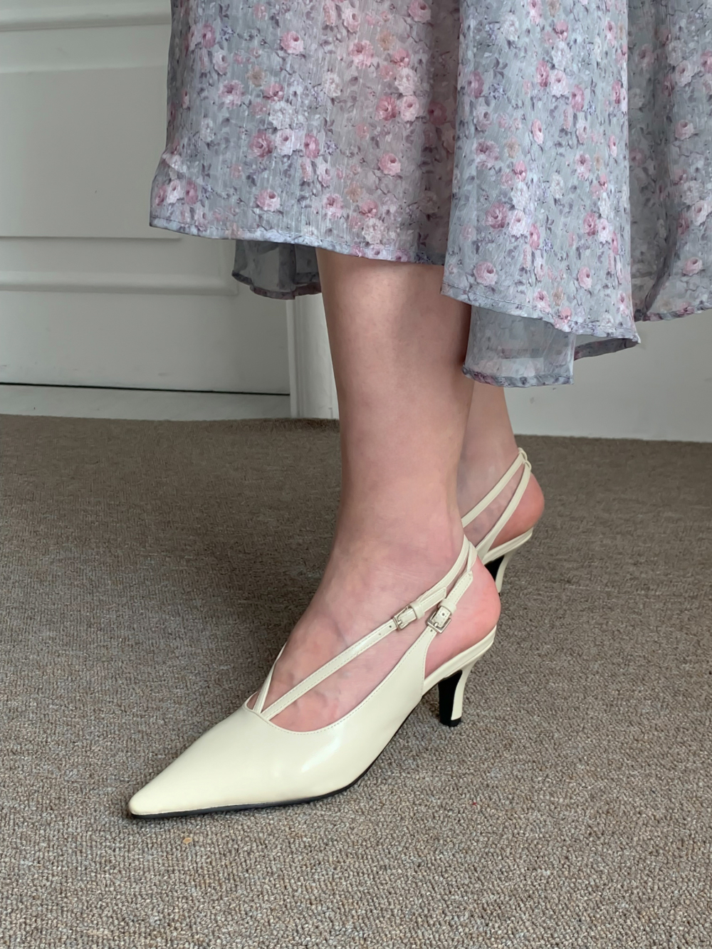 V strap slingback heeled shoes