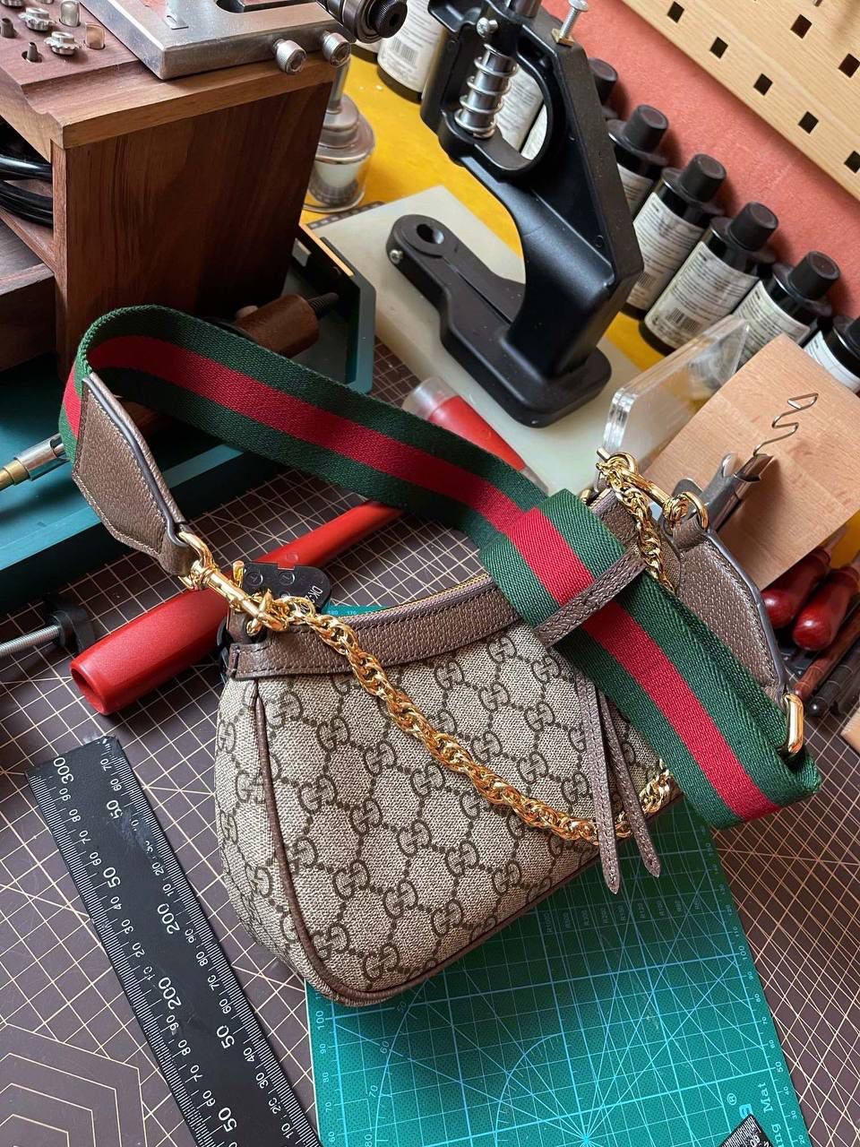 🔘gg ophidia系列小号手袋 草莓圣诞款（天花板级别） 无论你是怎么样的妹纸，想必都有一短小小的时光，总是想被草莓的东西包围着吧！ 今年圣诞款是甜蜜的风格，草莓的色调已经疯狂流行起来了。正厂意大利marbella pellami进口皮，佛罗伦萨顶级的制皮工艺，行业标杆业界翘楚领头四大门派，拿手的猪皮纹有各式各样的软度，所以有些时候真的要好好对皮跟颜色，好皮不是天天有，配上同等做工，打造唯美的气质，优秀得很勒🤩🎀 尺寸：25x15x6cm 🔍款号：735132