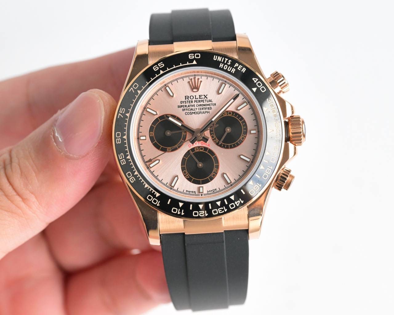 18k包金 ROLEX-劳力士迪通拿系列一档调时 计时秒针 3字位9字位小针 功能原装一致！表壳原版开模，表盘尺寸40mm。厚度目前市面上最接近原装的 陶质实心外圈连计速刻度（采用真陶瓷工艺 刮不花 永不退色 质感和正品一致）功能盘字体和盘面logo采用叠加印刷工艺，从侧面观察会有微微隆起之感。盘面的底色纹路经过无数次过滤改正，确保百分百吻合与原装。其上的劳力士金属LOGO单独开模，无论是立体感还是圆润度均可PK原装 易读Chroma light夜光显示 配长效夜光物质。表镜平形蓝宝石水晶玻璃 抗刮损，效果绝不重影，吻合正品。⚠⚠六字位正品一致的有防伪的小皇冠👑（注意细节）表扣采用进口精钢1:1散件打磨而成 拉沙内侧 腐蚀劳力士钢印 外置正品一模一样的表扣保险环，完美在每一个细节！