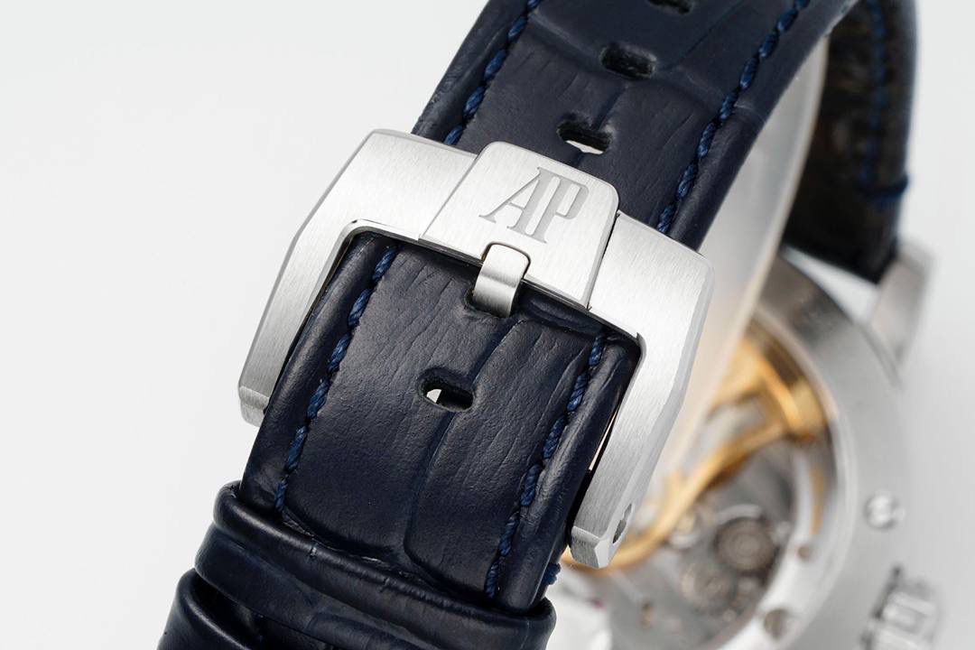 🚀新品CODE15210 系列 爱彼CODE 11.59系列蓝盘大三针自动上弦腕表，表壳直径为41毫米，这一尺寸的设定使得这枚腕表同时适合男士与女士佩戴。与此同时，表壳八角形与圆形融合的设计也让这一系列从一般的圆形表壳腕表中脱颖而出。 根据原版设计，圆形表壳内嵌入八边形中间件，镂空表耳顶部通过焊接固定于超薄表圈上，表耳底部巧妙地与表背构成完美衔接。表圈、表耳和表壳均经过缎面拉丝、斜面倒角与抛光处理。表壳厚度为10.7毫米，可以轻松的塞进衬衣的袖口中。💯🔥