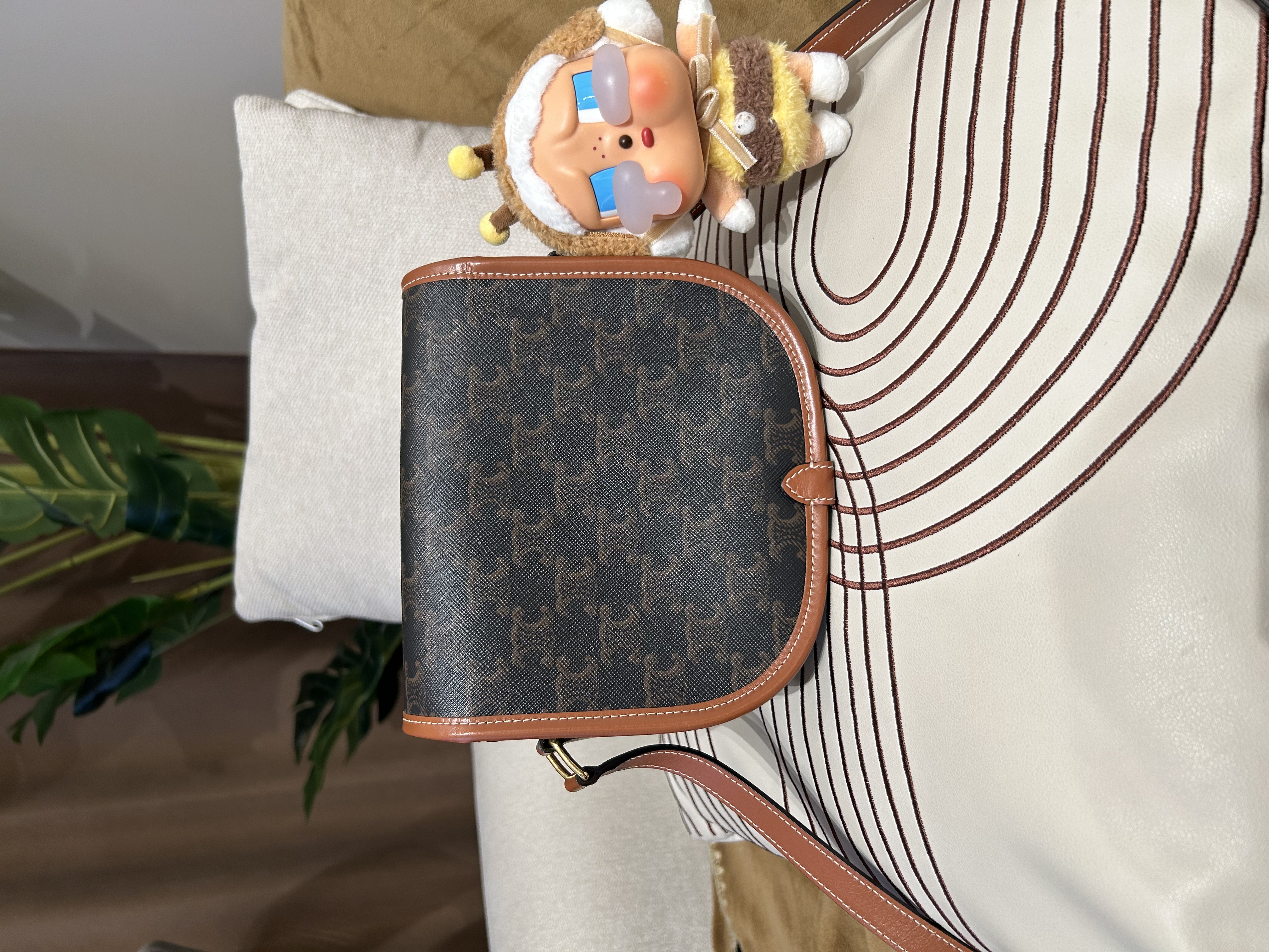 CELINE FOLCO medium Crossbody Bag 100%Authentic, 99%New✅收據✅dust bag