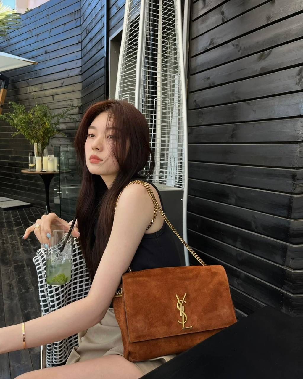 经典王🔥 ys1 kate双面鳄鱼纹/麂皮棕中号🐻 我个人很喜欢的一只ys1 一只包有两种风格(双面能用) 春夏用牛皮面，秋冬用麂皮面 有没有和我一样不喜欢定型包的姐妹 就喜欢这只双面kate软piapia的随性感☺️ 容量贼大，自重还轻，爱了爱了～ 28.5×20×6cm553804m