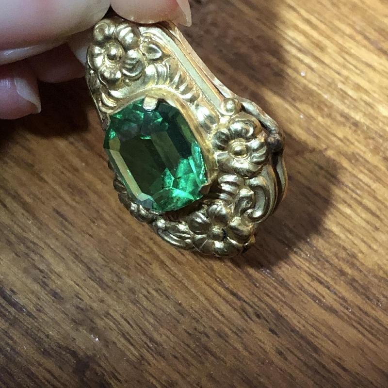 Chipped - Early to Mid-Century Czechoslovakia Faceted Green Peridot Glass Foliage Frame Pendant (MZ108)
