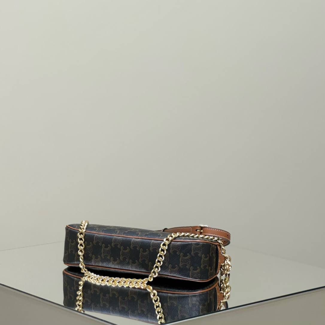 🔥大货实拍图 𝗖𝗘𝗟𝗜𝗡𝗘 ♥️ 𝗠𝗨𝗟𝗧𝗜双肩带相机包 型号：114122 尺寸：24*14*5cm 今日份安利💁‍♀️𝑪𝒆𝒍𝒊𝒏𝒆上新款啦！以独特的设计理念，成为又一个新的精巧之作！此刻有两个链条，真的好爱，即可单肩又可斜挎～