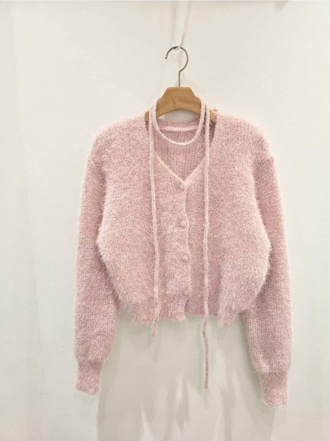 【 💕浪漫感𝑷𝒊𝒄𝒌 ♪💬空氣輕盈感～毛毛幻影鈕扣頸帶套裝🫧💗 】 Little Scarf Fluffy Top Set(三色入)