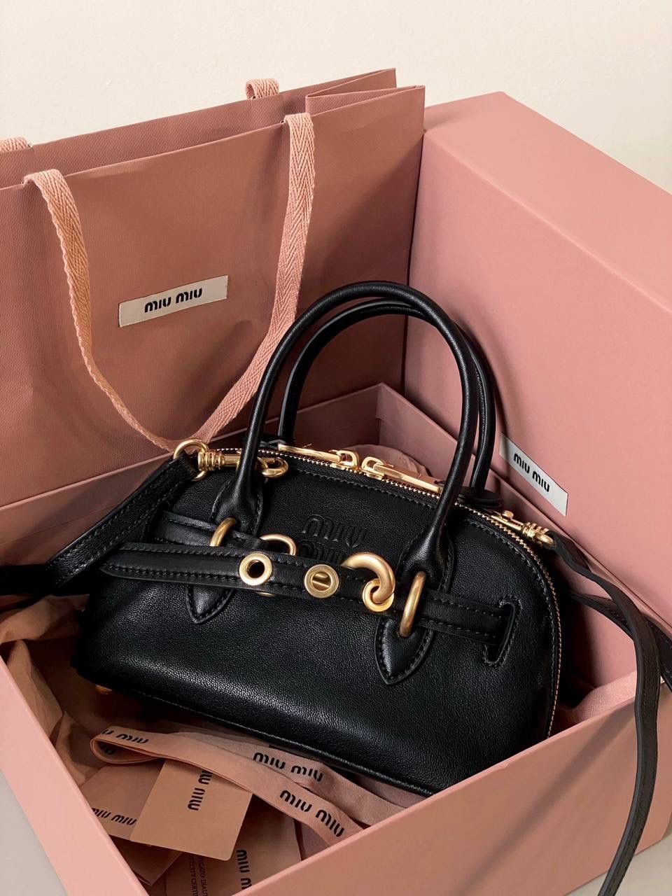 🈶黑色，迷你 𝗠𝗶𝘂𝗠𝗶𝘂24秋冬贝壳包 年度爆炸款来啦 | 真心被夸爆 没有过分夸张的设计，有着时髦且个性的圆弧包型，形似贝壳，看着很轻松又舒适一点也不会给人压力 双向拉链在保证实用性的同时让它充满了复古的调性，搭配上腰带式设计细节，时髦有态度 面料手感软糯，拎在手上可以切确感受到高级质感 迷你：8×13×21cm #F0022m 小号：16.5x28x10cm 大号：33x17x11cm