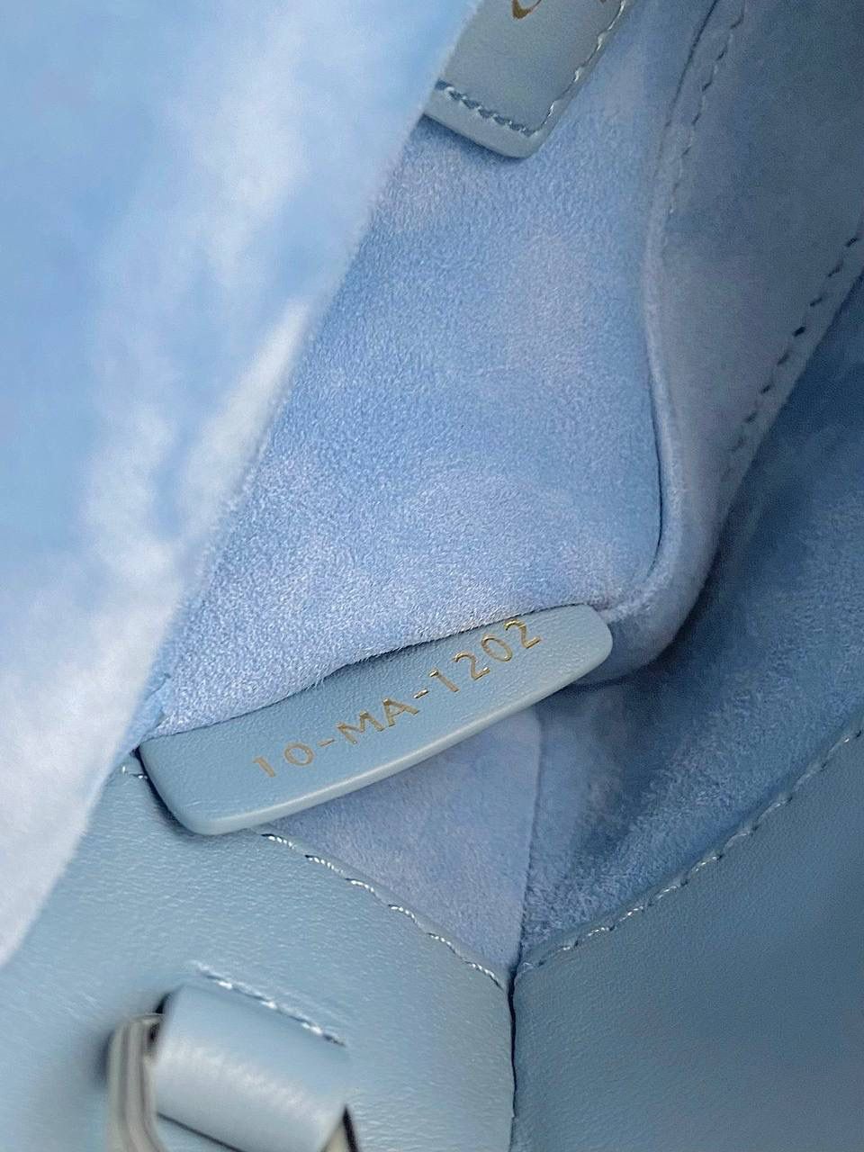 云雾蓝超迷你🩵🩵 𝗗𝗶𝗼𝗿 𝗗-𝗝𝗼𝘆 𝗯𝗮𝗴羊皮，新色 时尚果然就是轮回，回归了一把中古戴妃 长方包形，短链条➕细长肩带直接封神！！ 复古时髦感超强，真是什么场合都可以把住 绝对是lady中的天花板了，强势出圈啦姐妹们😍🤩 17.5×10.5×6cm