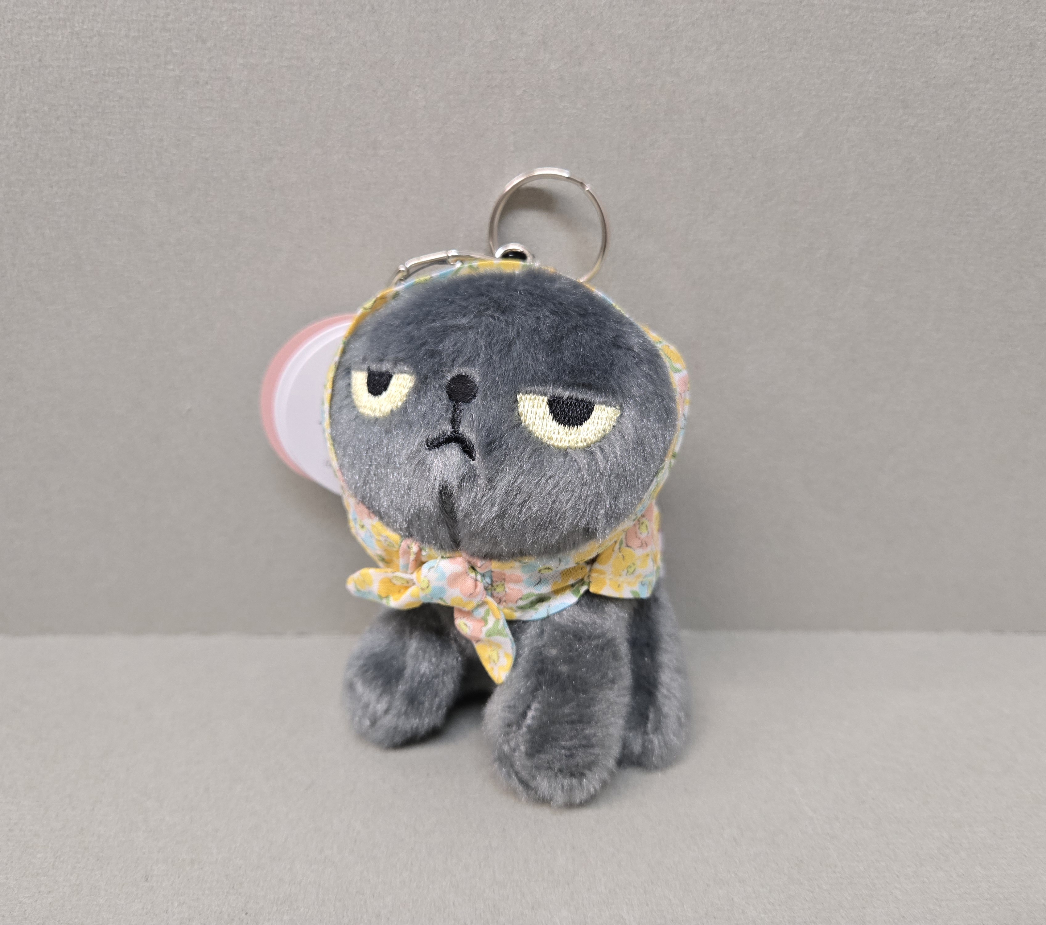 憤怒的真知子黑貓黃色花花頭巾掛飾公仔