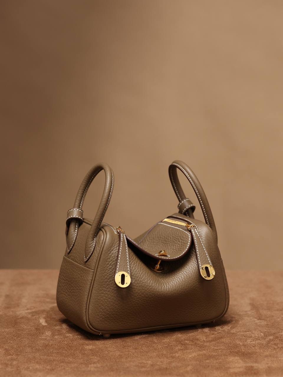 Hermes 爱马仕 Lindy Mini 19cm 大象灰金扣👜✨ Lindy 独家渠道货 独家欧洲原厂皮原厂五金组装的ZP尾单货 尺寸：19*12.5*9cm Lindy是采用原厂的正品TC皮，什么是TC皮？ 爱马仕专用的clemence,简称tc皮，是Hermes最受欢迎的皮革之一，颜色会比Togo少一些，但是纹路比Togo细腻，含油更高，更软，因此稍稍有些下垂感的特点。