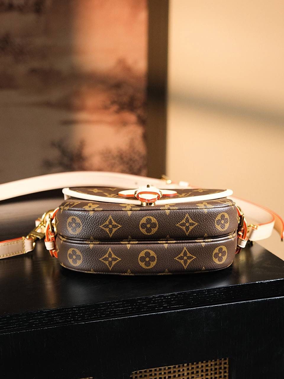 𝐒𝐀𝐔𝐌𝐔𝐑 𝐁𝐁 双子星系列🎀 ❐ 尺寸:20*16*7.5cm ❐ 𝑺𝑨𝑼𝑴𝑼𝑹 𝑩𝑩系列，已成为“必入包王款” 经典的老花配色，简约复古、双子星本身的气场就自带氛围、上身的颜值视觉更是出乎意料的高级！🤩✨ 习惯性解放双手，肩带既可灵活调节，容纳量更是感人！一包多种背法，不分任何季节的百搭！ 相信我，这款必冲，至今为止一直在溢价的王牌大爆款！👜🔥