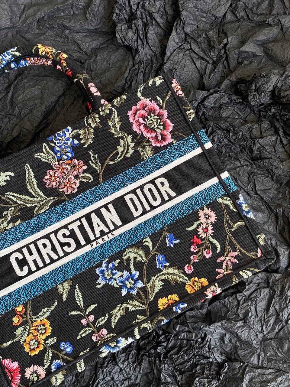 🈶繁花黑色中号 𝗖𝗗 𝗕𝗼𝗼𝗸 𝗧𝗼𝘁𝗲 23夏季繁花刺绣 它来了，钟情于每季花卉元素为主题 精湛的繁花刺绣工艺，栩栩如生的迷人🎀💐 给人一种烂漫愉悦的心情，很有度假氛围 夏天要来啦，拎上它，去有风的地方 36×27×16cm M1286m