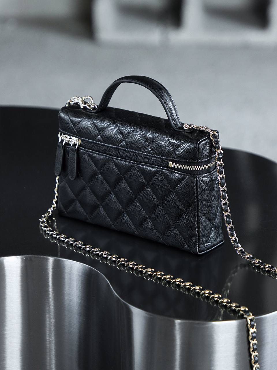 25P飯盒包鑒定版👜 一包一碼 支持全球鑒定查驗身份證原廠專G 三隻羊皮料過關清單資料可査詢 25P系列中的明星單品，lp飯盒包非常輕便，鏈條可拆卸當手拿包！ 小logo很高級，內斂的高級感！ 小而不廢，plus手機妥妥的容納，可甜可酷完美體現！ 五金：全鋼淺金扣 皮料：impala三隻羊中小球 尺寸：17*19.5*5cm