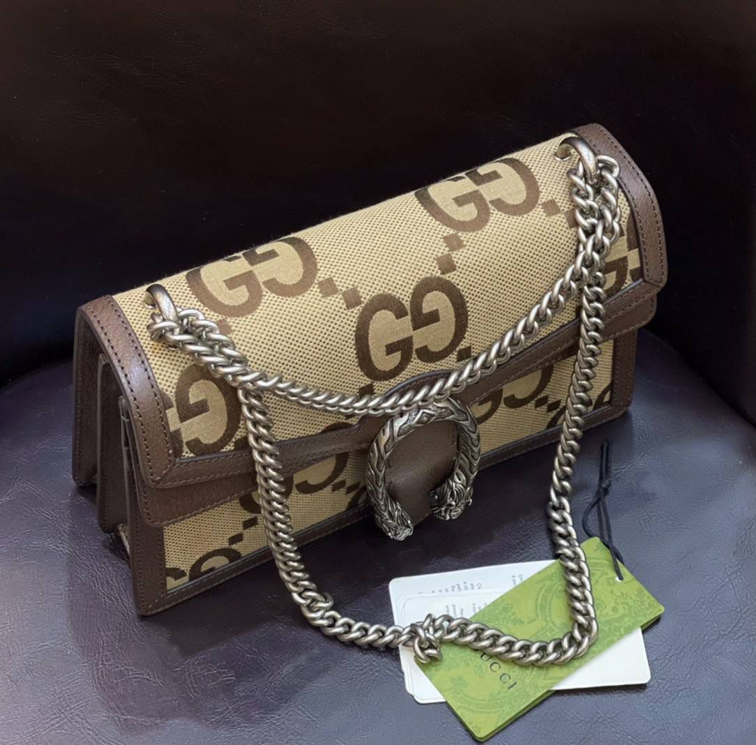 🔥帆布 Dionysus酒神系列# ▫️型号：400249 ▫️尺寸：28*17*9cm 万年推 ，稳稳的销量冠军🏆原厂棕色牛皮➕大G帆布面料. 配以如今颇具神话因素的织纹虎头扣，非常耐看与典雅。滑动链条可调整为约38厘米的肩带，或长约22厘米的顶部手提带，内部拉链隔层且翻盖下配有口袋，非常实用，经典而又不失潮流的复古设计加上大G图纹，爱美的你们怎会剁手呢！