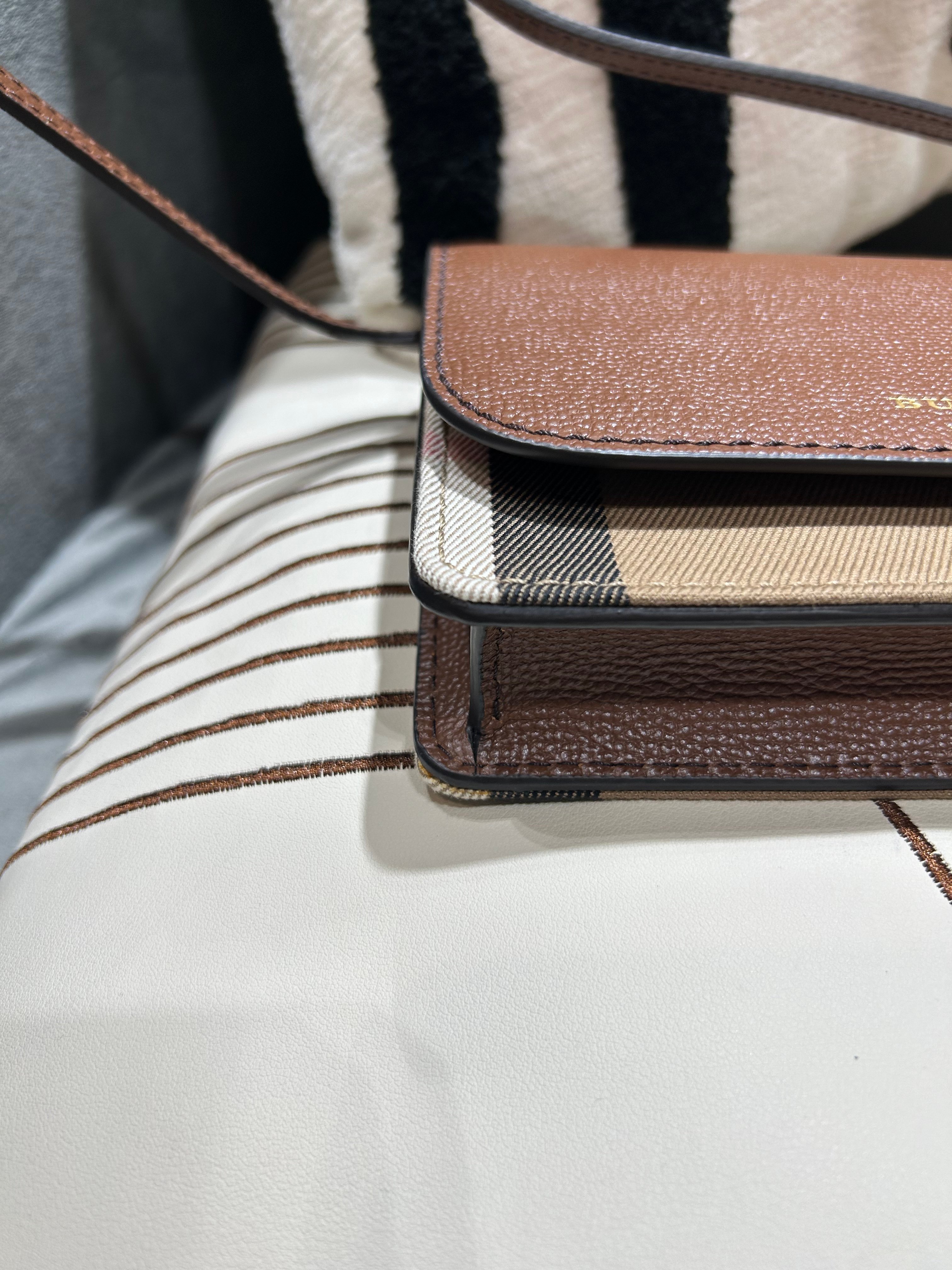 Burberry crossbody bag  100%Authentic,98%new ✅dust bag 