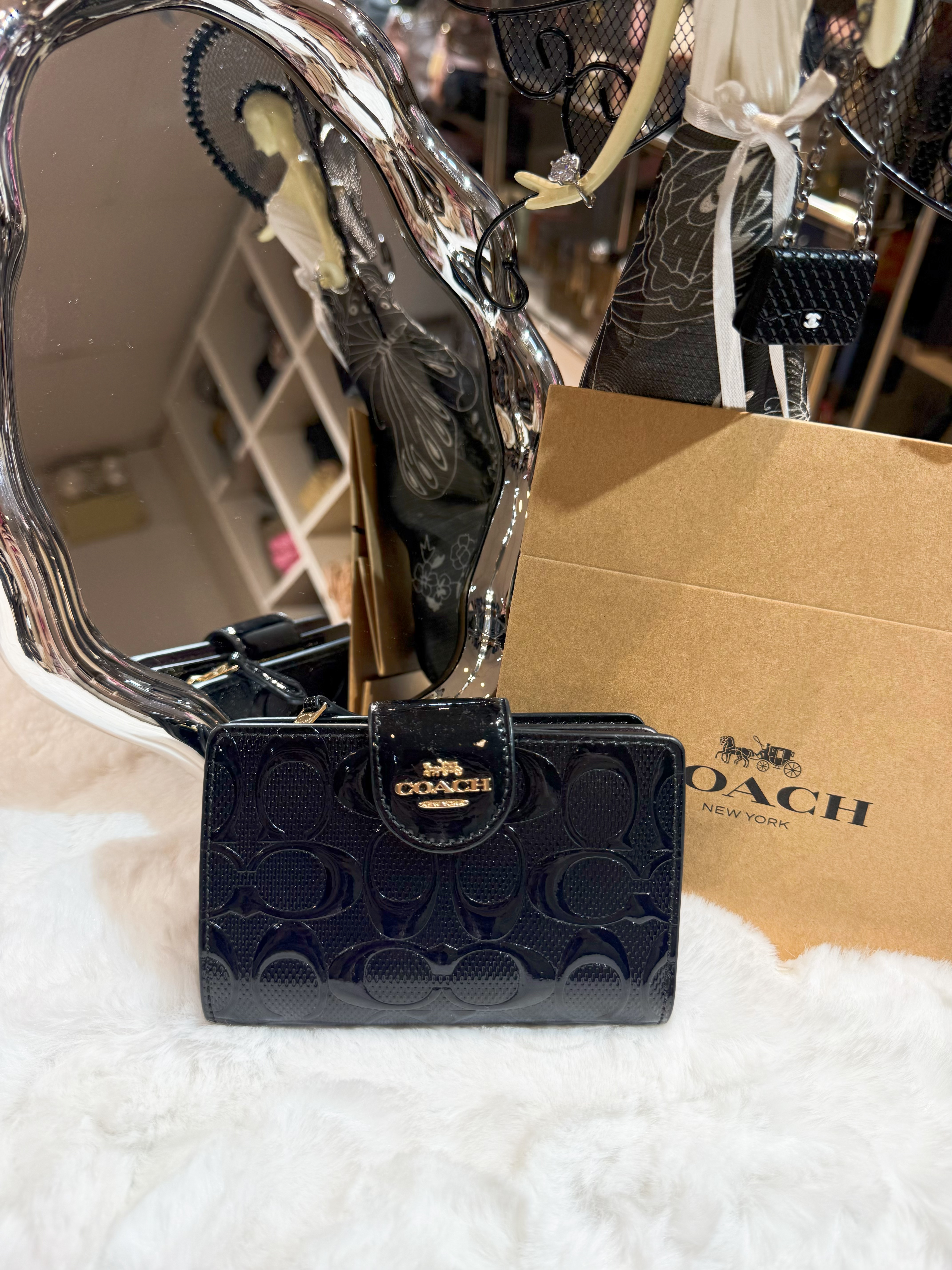 Coach medium wallet pat/blk/m