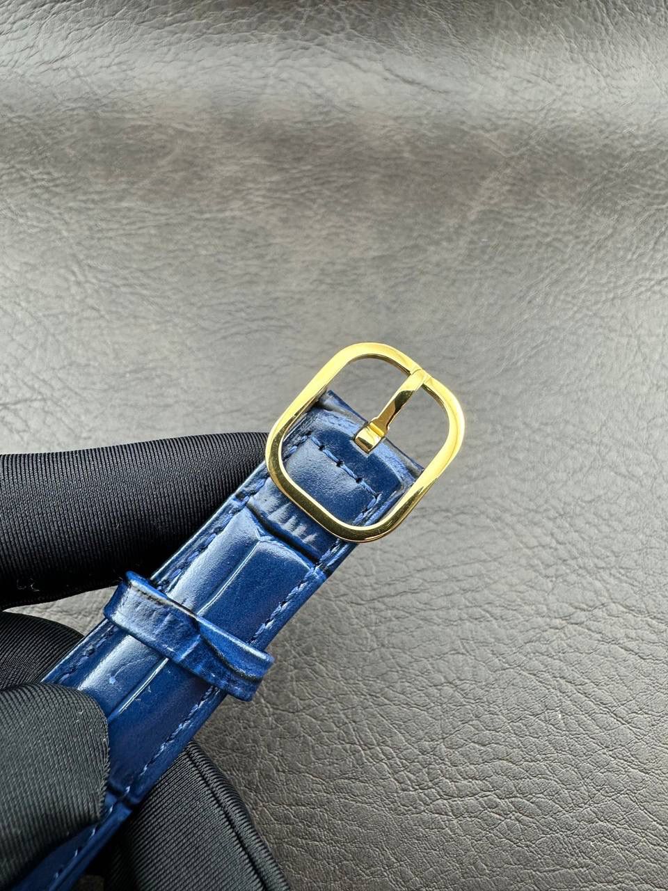 PP➕ Factory2025新品首发｜百达5738系列 68克配重版 复刻经典，更胜经典——GOLDEN ELLIPSE 黄金椭圆腕表重磅登场！ ✅ 黄金分割美学重塑：遵循1:1.6181经典比例，34.5MM×39.5MM椭圆表径搭配7.7MM纤薄厚度，复刻古典韵味与佩戴舒适度。 ✅ 316L精钢表壳：介于圆形与矩形之间的别致椭圆轮廓，还原原版线条张力，质感细腻出众。 ✅ 3D立体云贝母表盘：专属浮雕打印工艺，折射神秘深邃光泽，告别市面暗淡平庸款，上手自带高光。 ✅ 定制进口小牛皮表带：21X16尺寸对版原配，搭配同型椭圆表扣，与表壳设计遥相呼应，贴合手腕更显格调。 ✅ 9015精准机芯：走时稳定精准，兼顾实用性与耐用性，日常佩戴无压力。 PP➕不做“远观款”，只为呈现最接近原版的真实佩戴体验——从细节质感 to 上手触感，每一处都经得起近距离审视，让经典韵味在腕间完美延续！