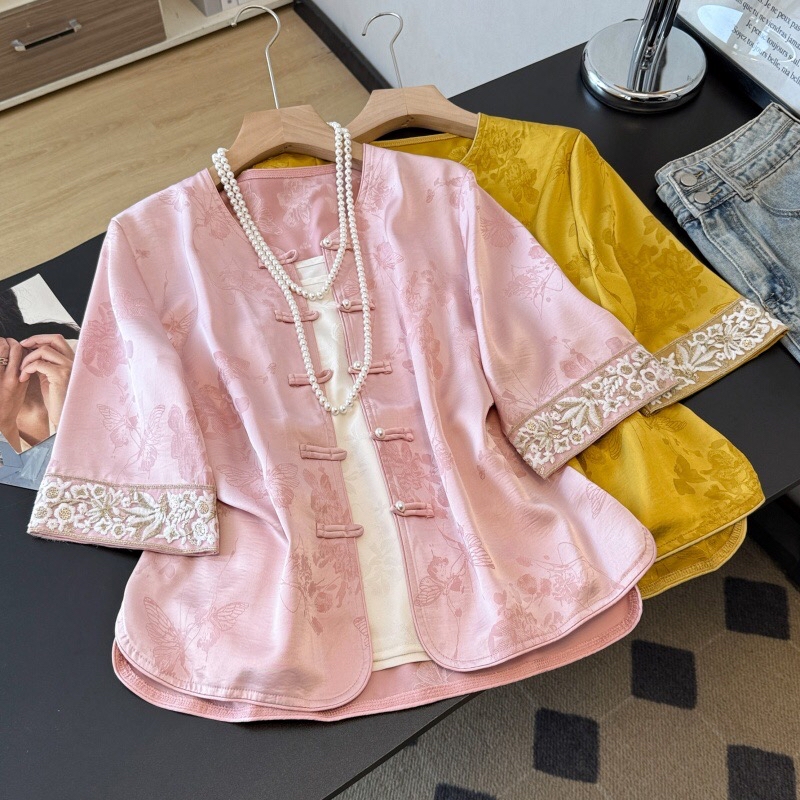 B41(0949衣) 新中式改良款圆领提花刺绣边袖前排盘扣粉黄中袖开衫上衣 